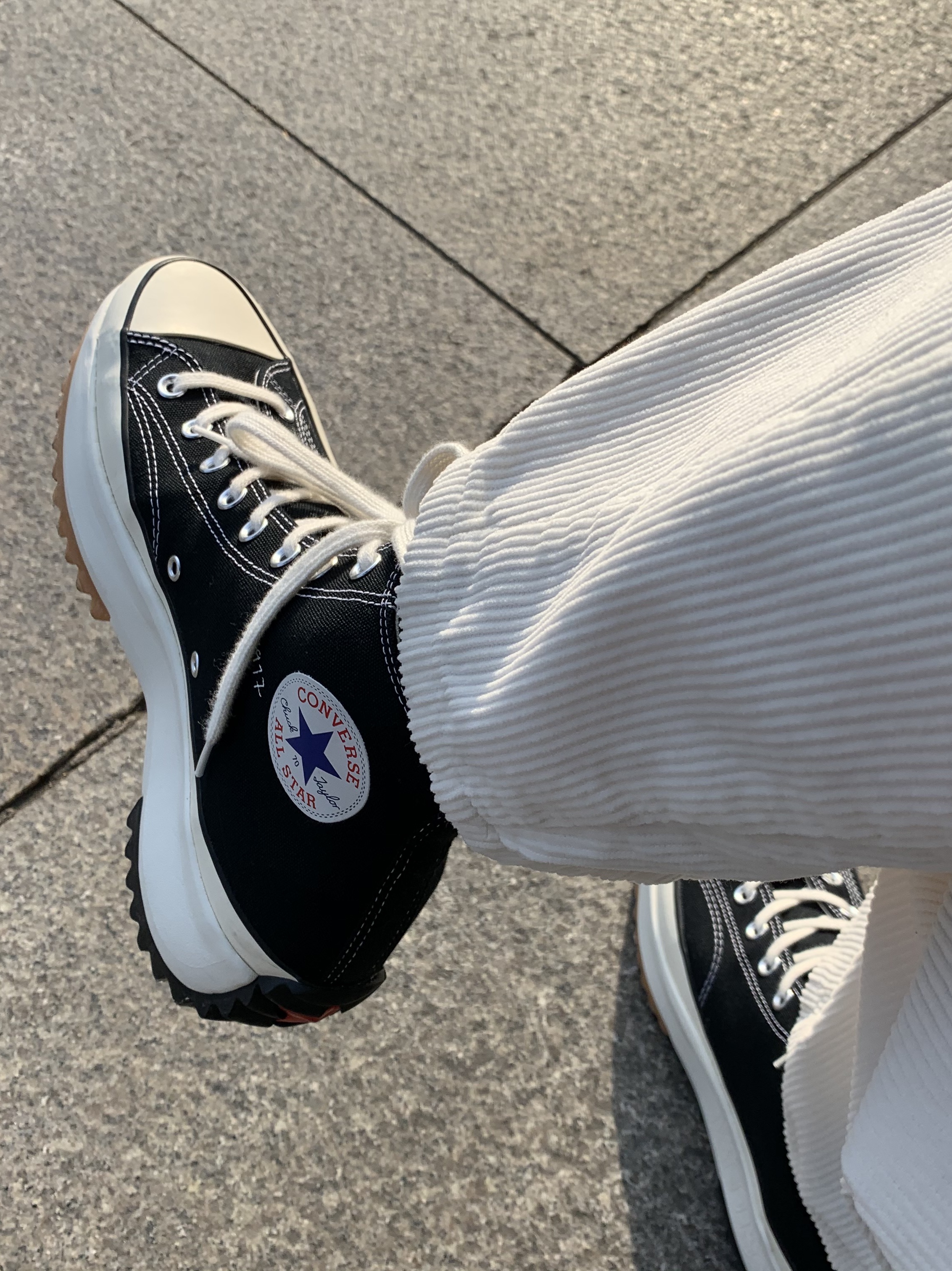 Converse x JW Anderson Run Star Hike Hi Black 착용 스타일 - 4