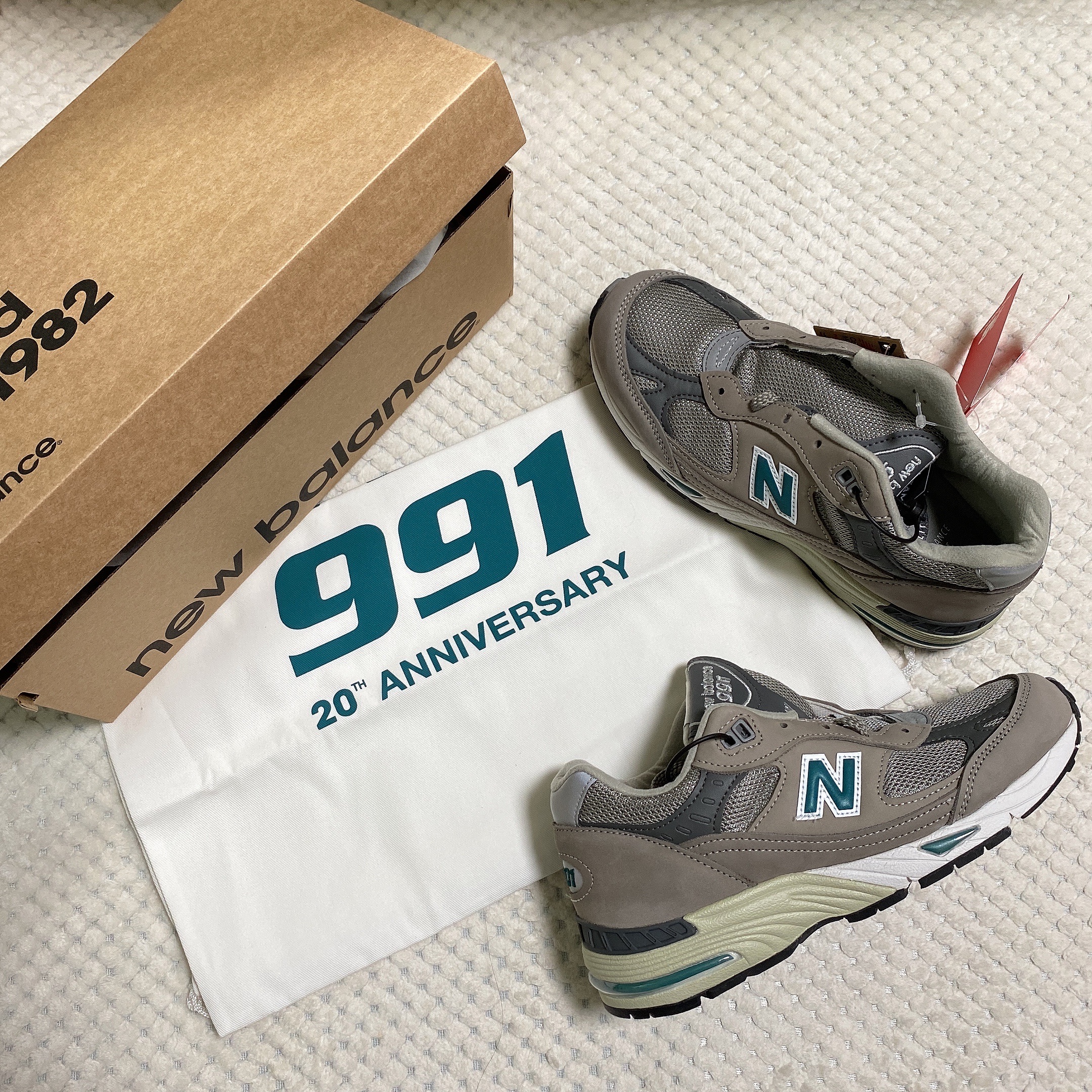 (W) New Balance 991 Made in UK 20th Anniversary Grey Green 착용 스타일