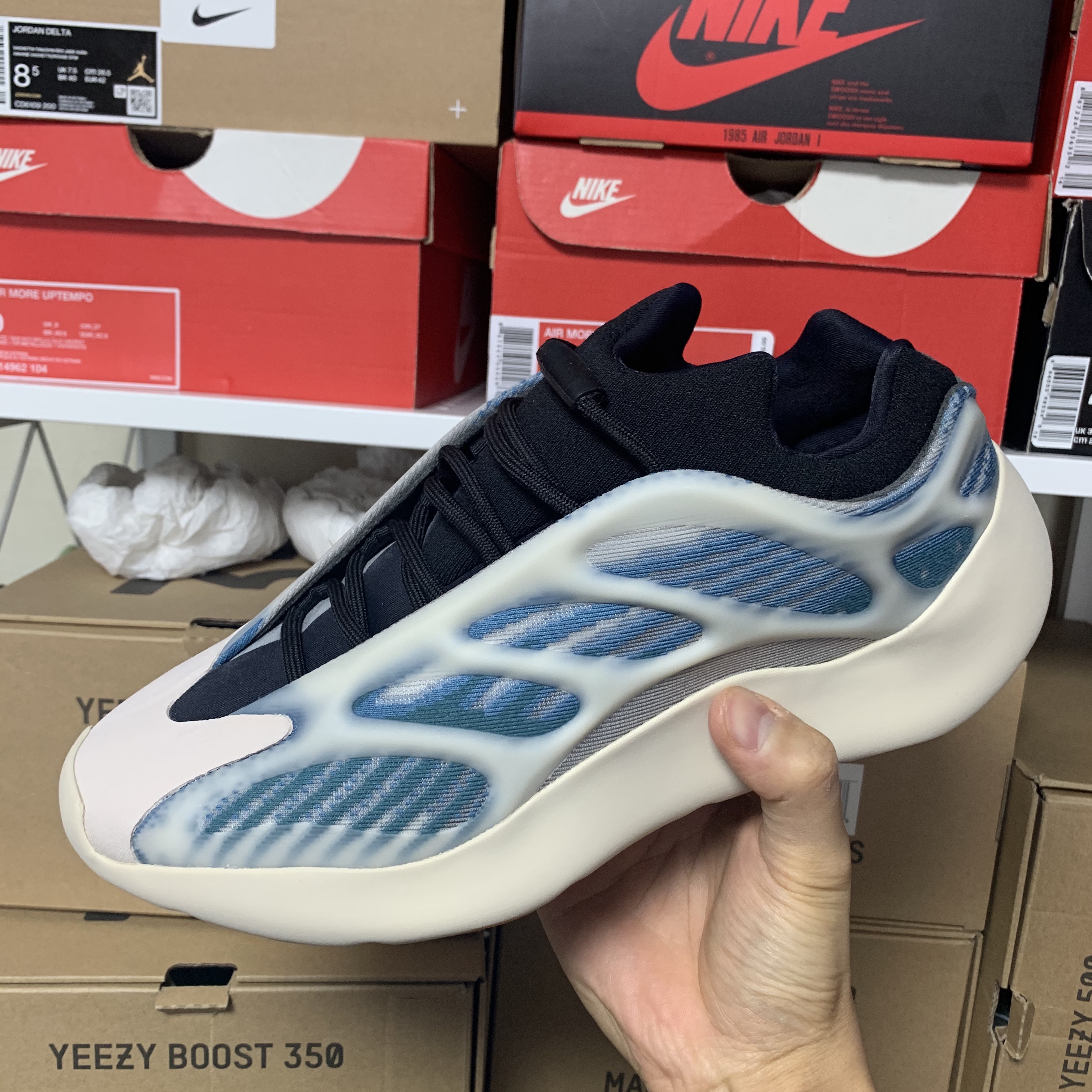 Adidas Yeezy 700 V3 Kyanite 착용 스타일 - 1