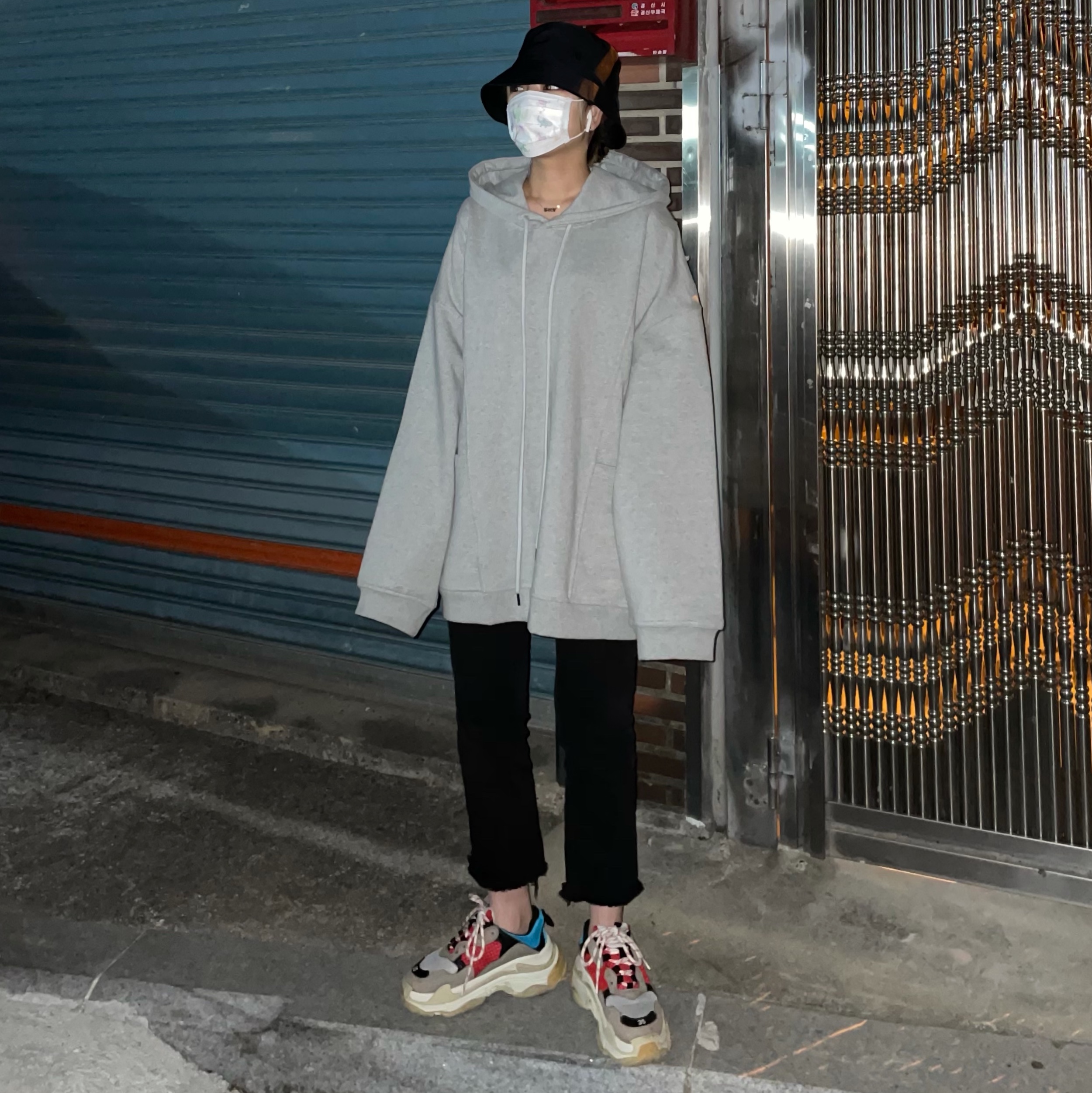 Balenciaga Triple S Grey Red Blue 2018 Reissue 착용 스타일 - 1