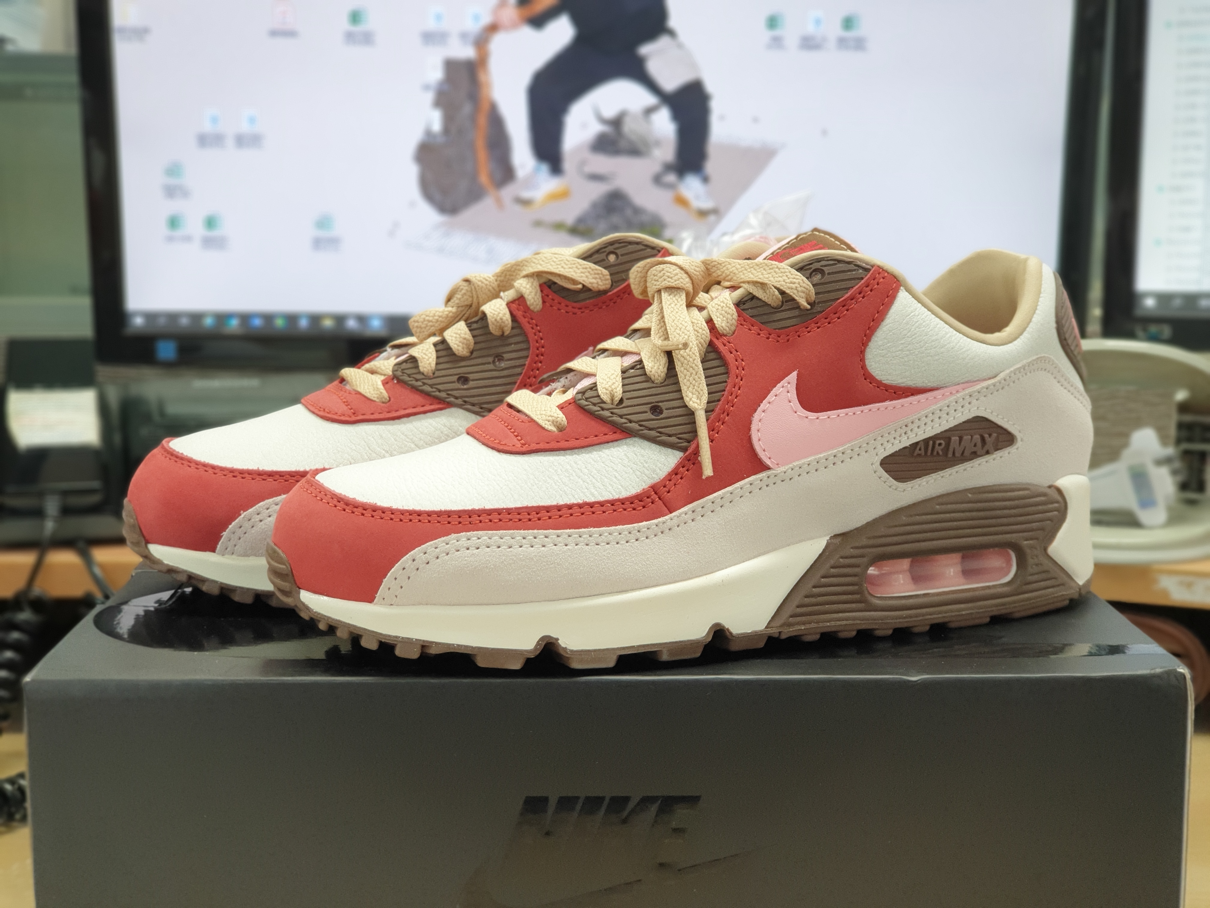Nike Air Max 90 NRG Bacon 착용 스타일