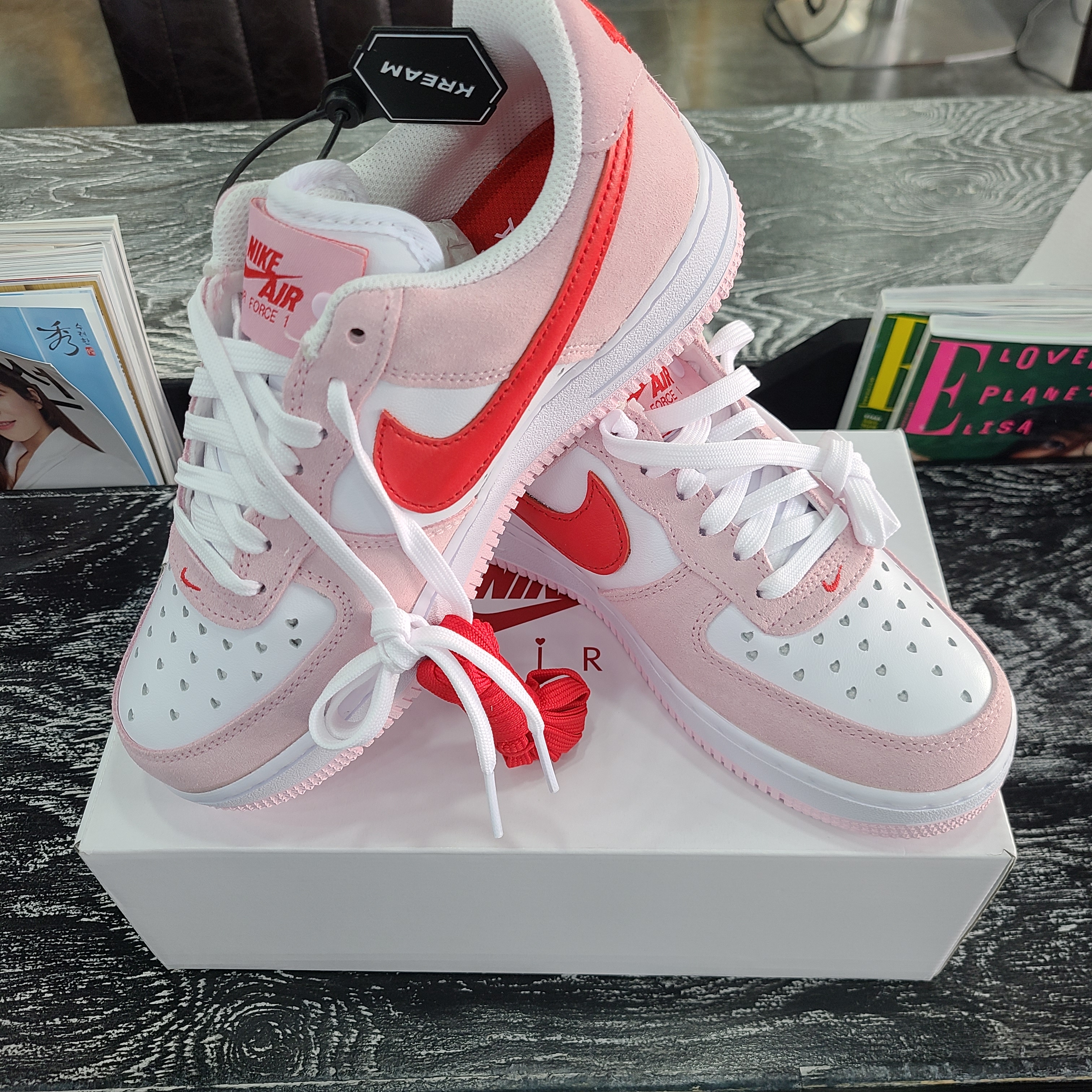 Nike Air Force 1 '07 QS Valentine's Day 착용 스타일