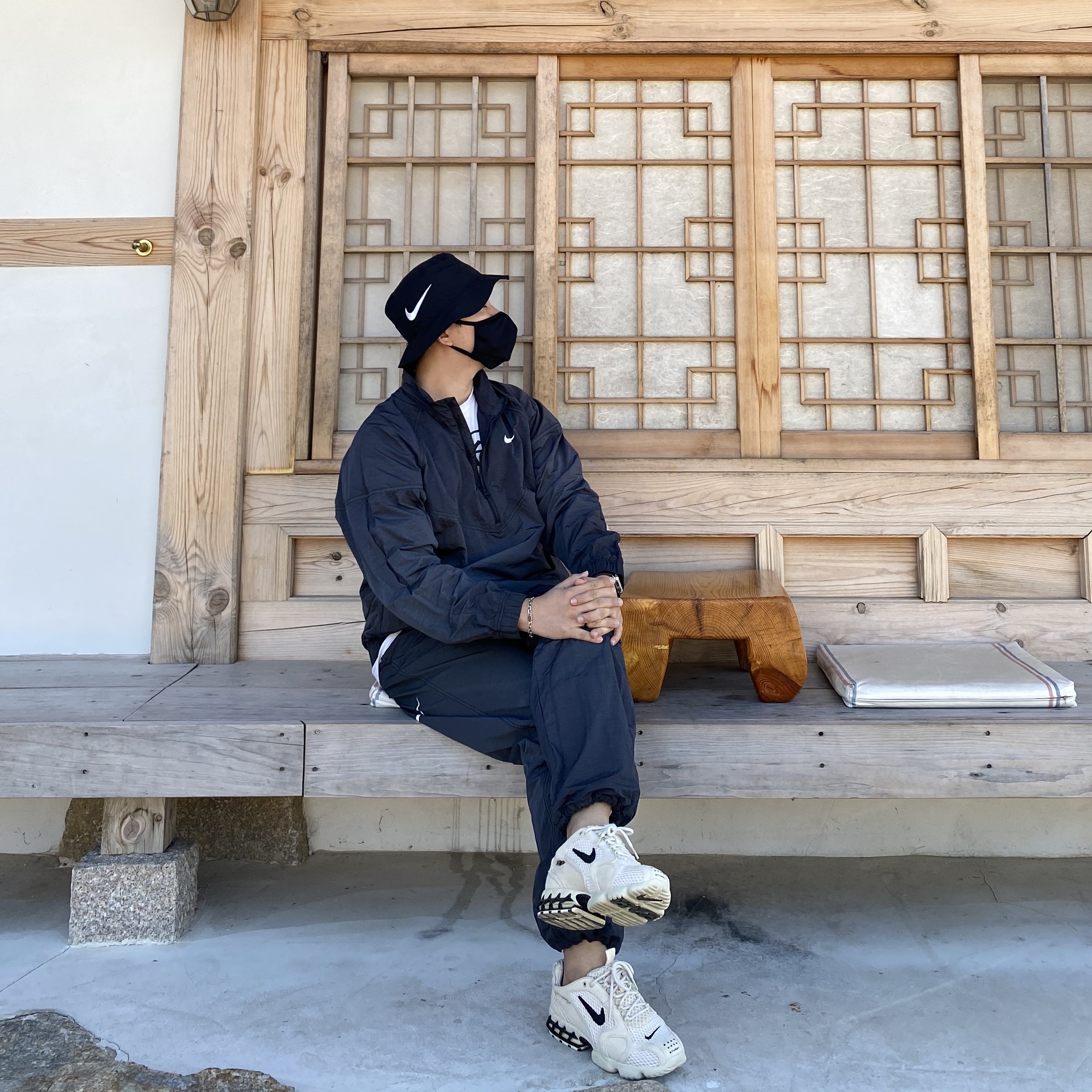 Nike x Stussy Windrunner Jacket Off Noir, Nike x Stussy Beach Pants Off Noir 착용 스타일