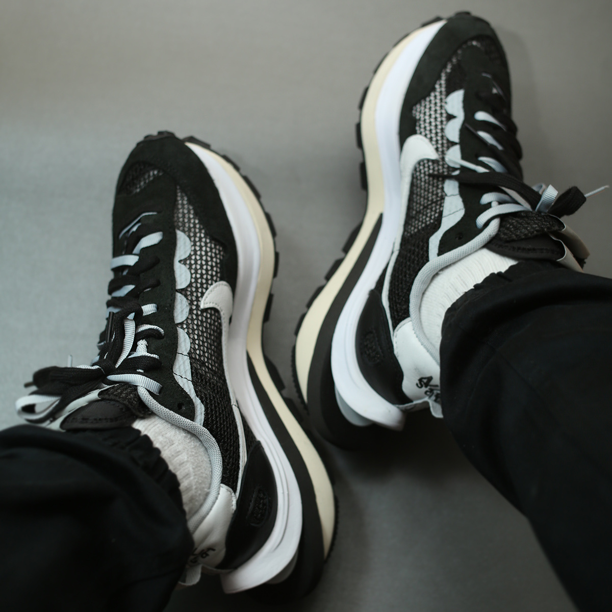 Nike x Sacai VaporWaffle Black White 착용 스타일 - 1