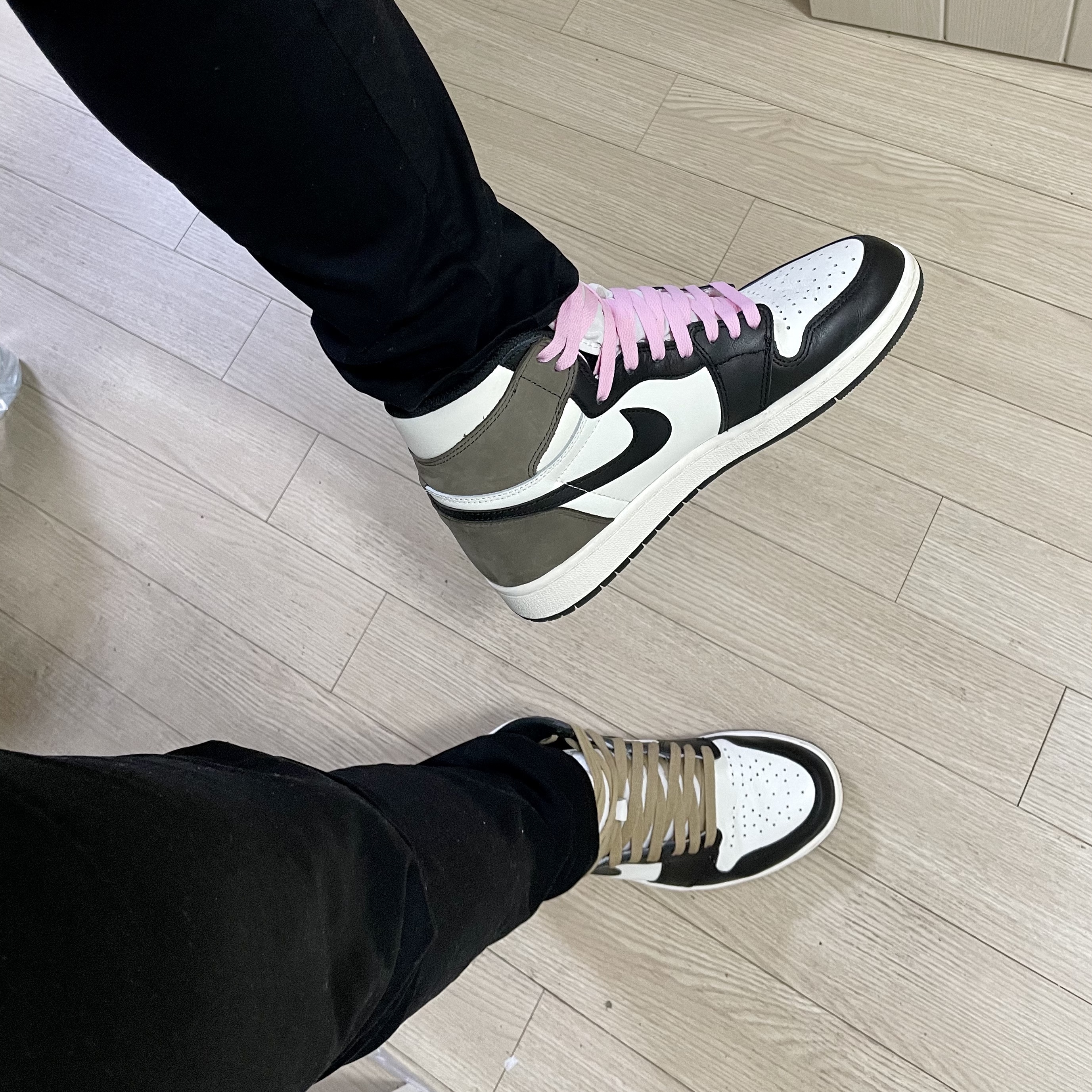 Jordan 1 Retro High OG Black Mocha 착용 스타일 - 2