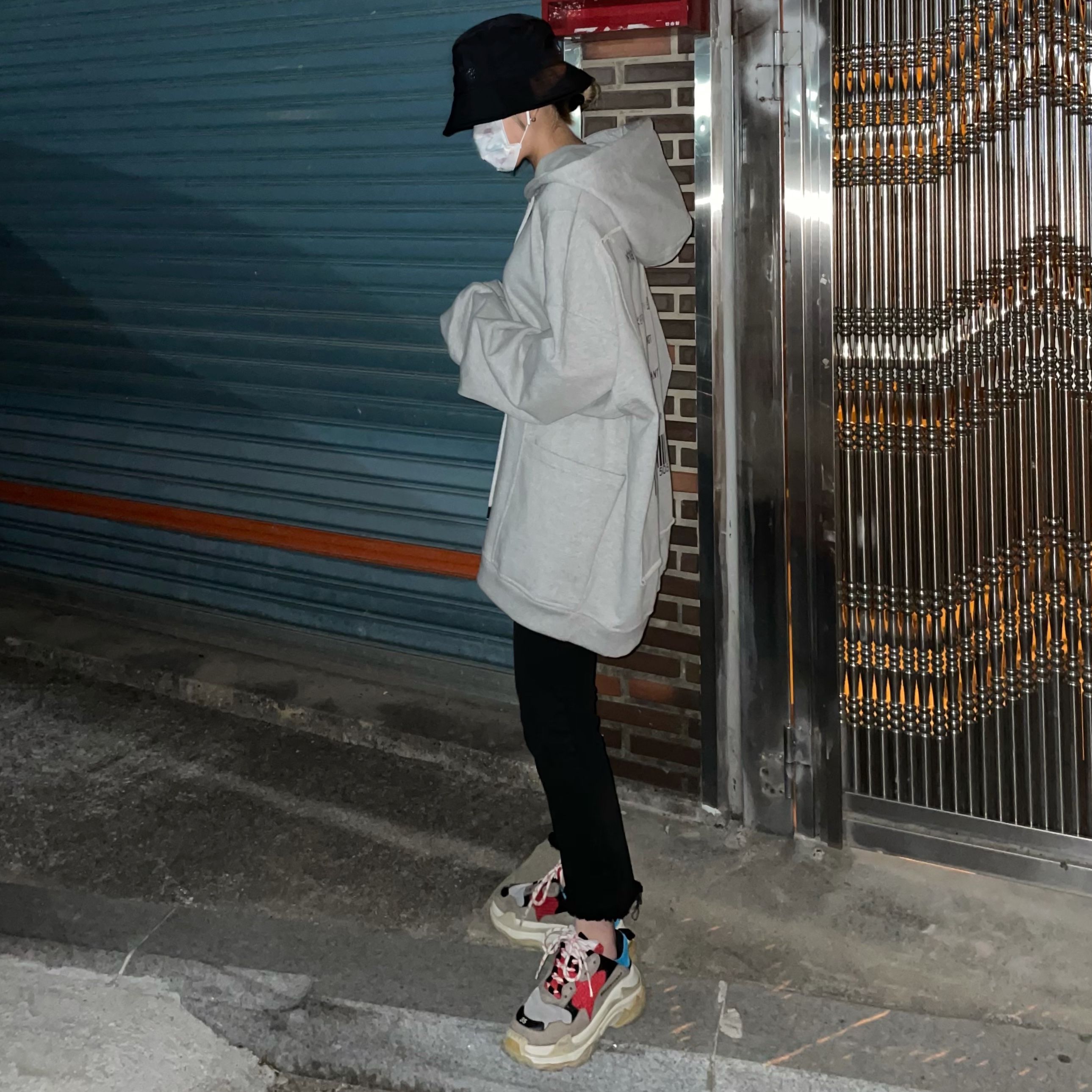 Balenciaga Triple S Grey Red Blue 2018 Reissue 착용 스타일 - 2
