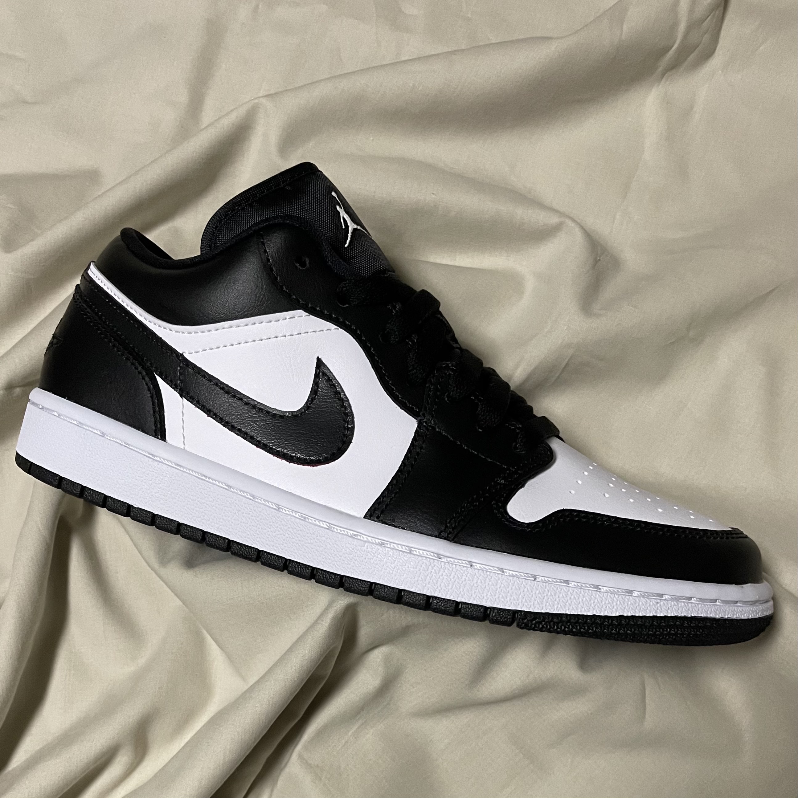 (W) Jordan 1 Low Black Siren Red 착용 스타일