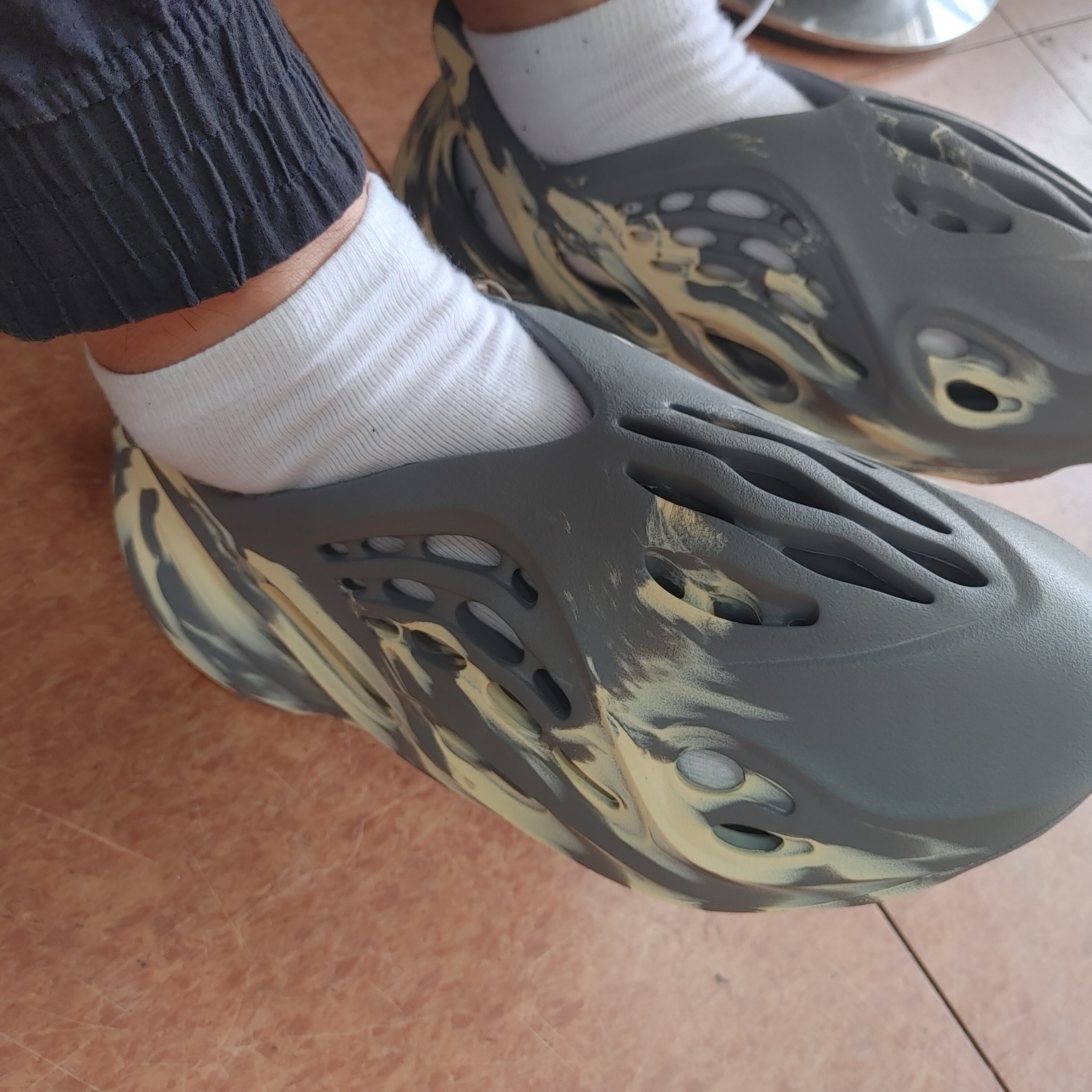Adidas Yeezy Foam RNNR MXT Moon Gray 착용 스타일 - 2
