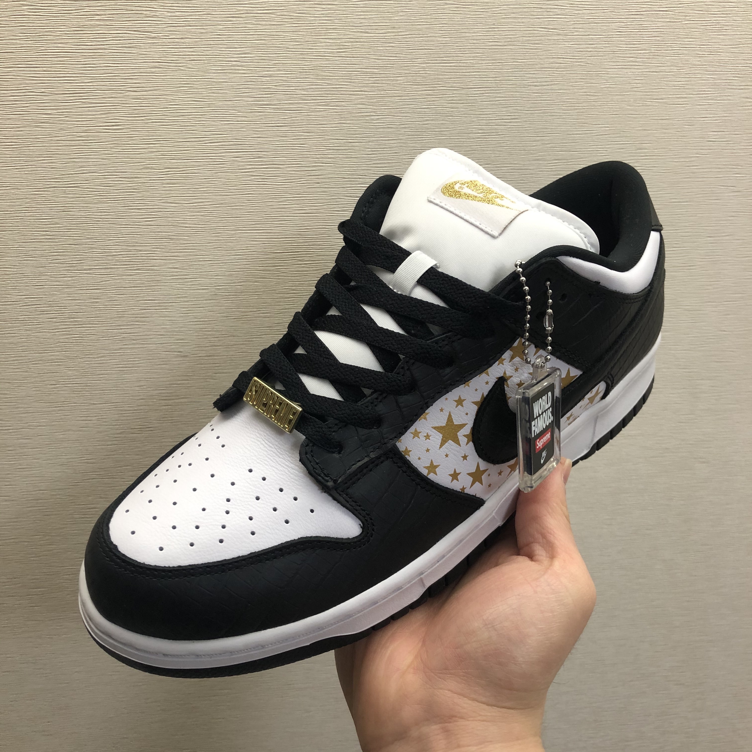 Nike x Supreme SB Dunk Low Black 착용 스타일 - 1