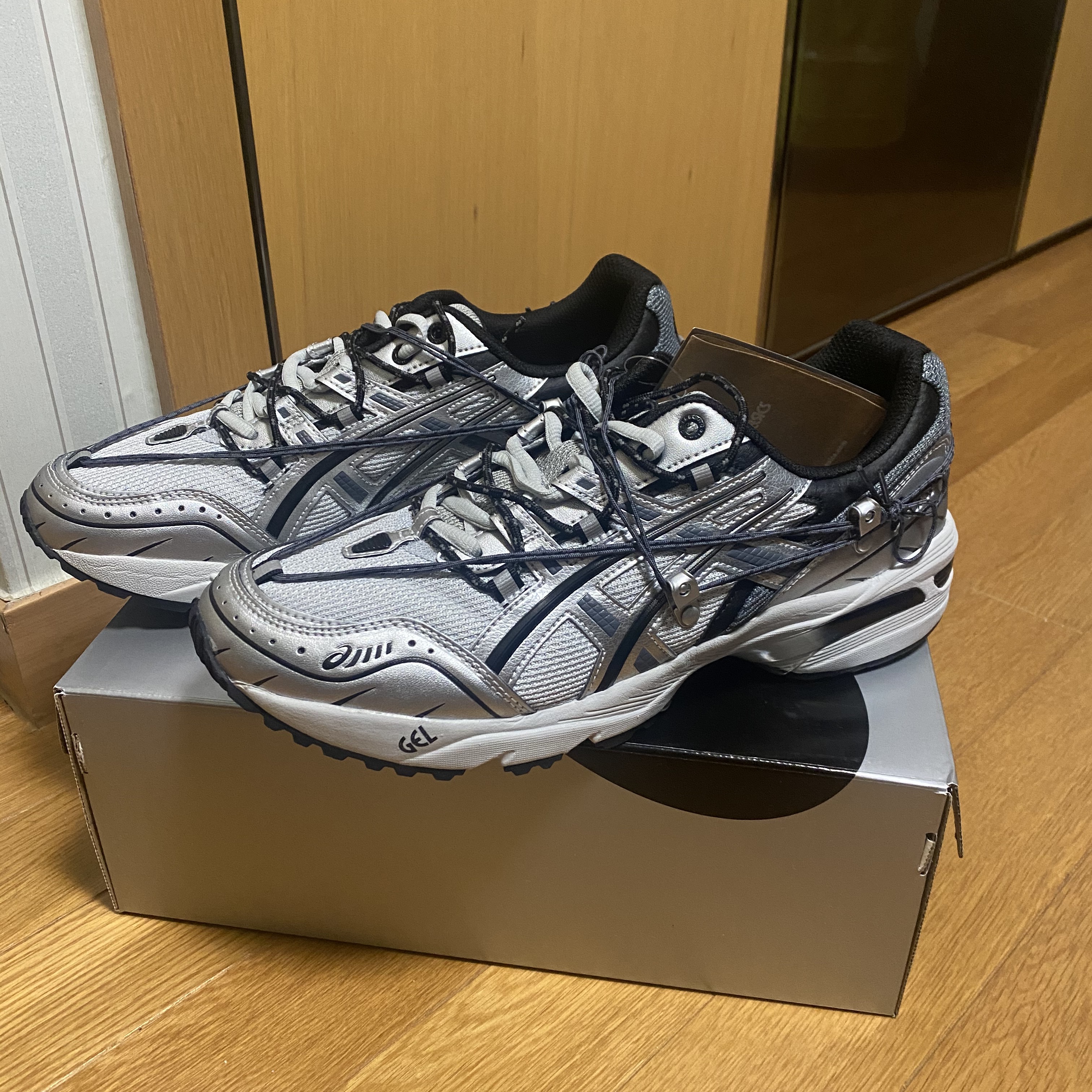 Asics x Andersson Bell Gel-1090 Glacier Grey Silver 착용 스타일 - 2