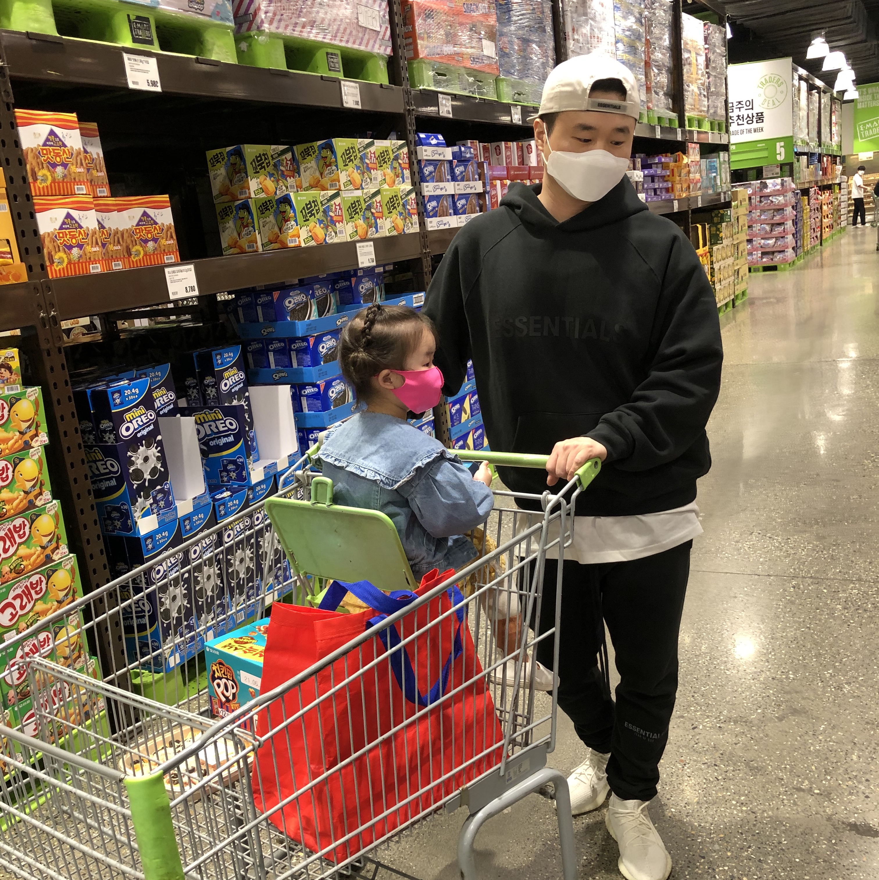 Adidas Yeezy Boost 350 V2 Cream/Triple White, Essentials Sweatpants Dark Slate/Black 2020 착용 스타일