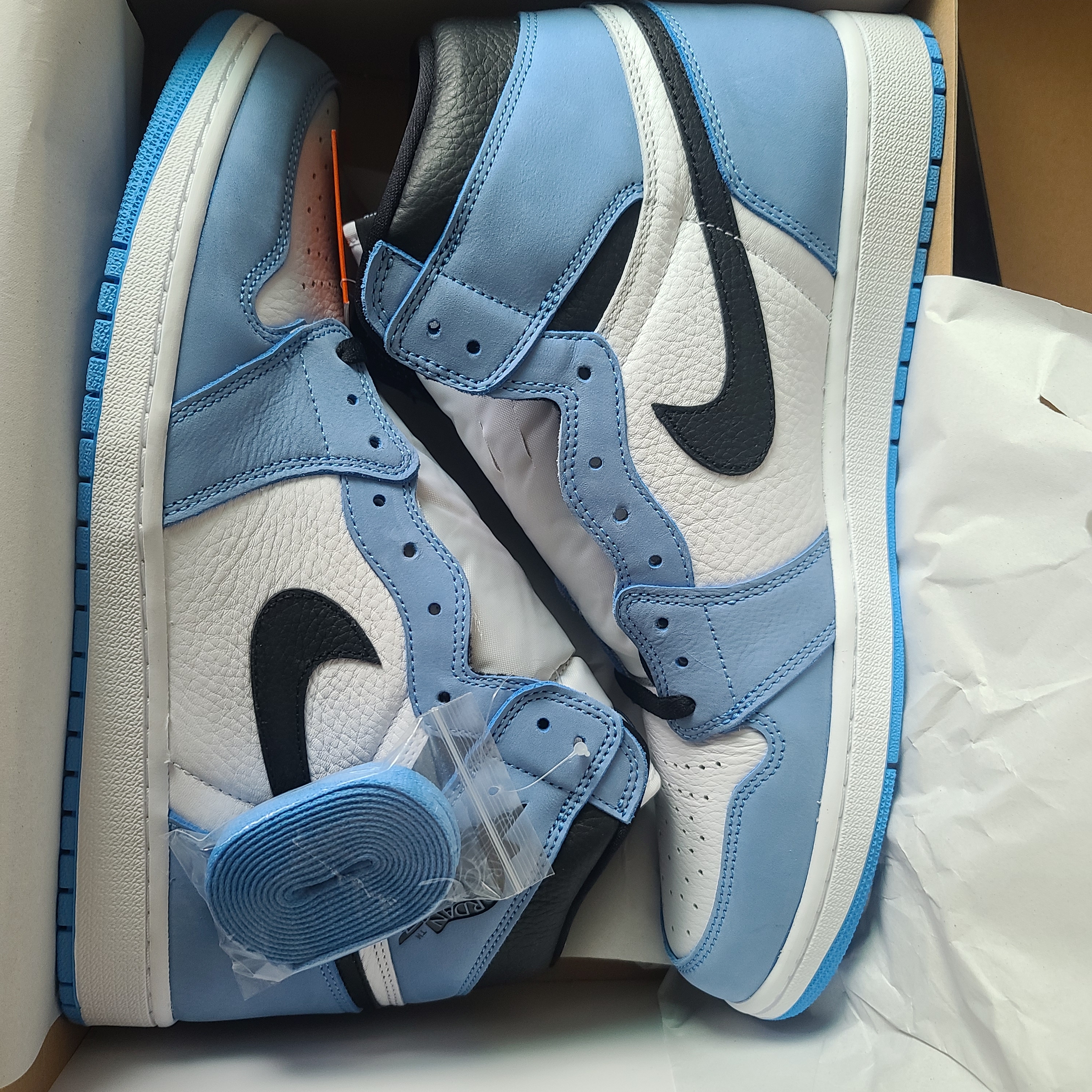 Jordan 1 Retro High OG University Blue 착용 스타일 - 3