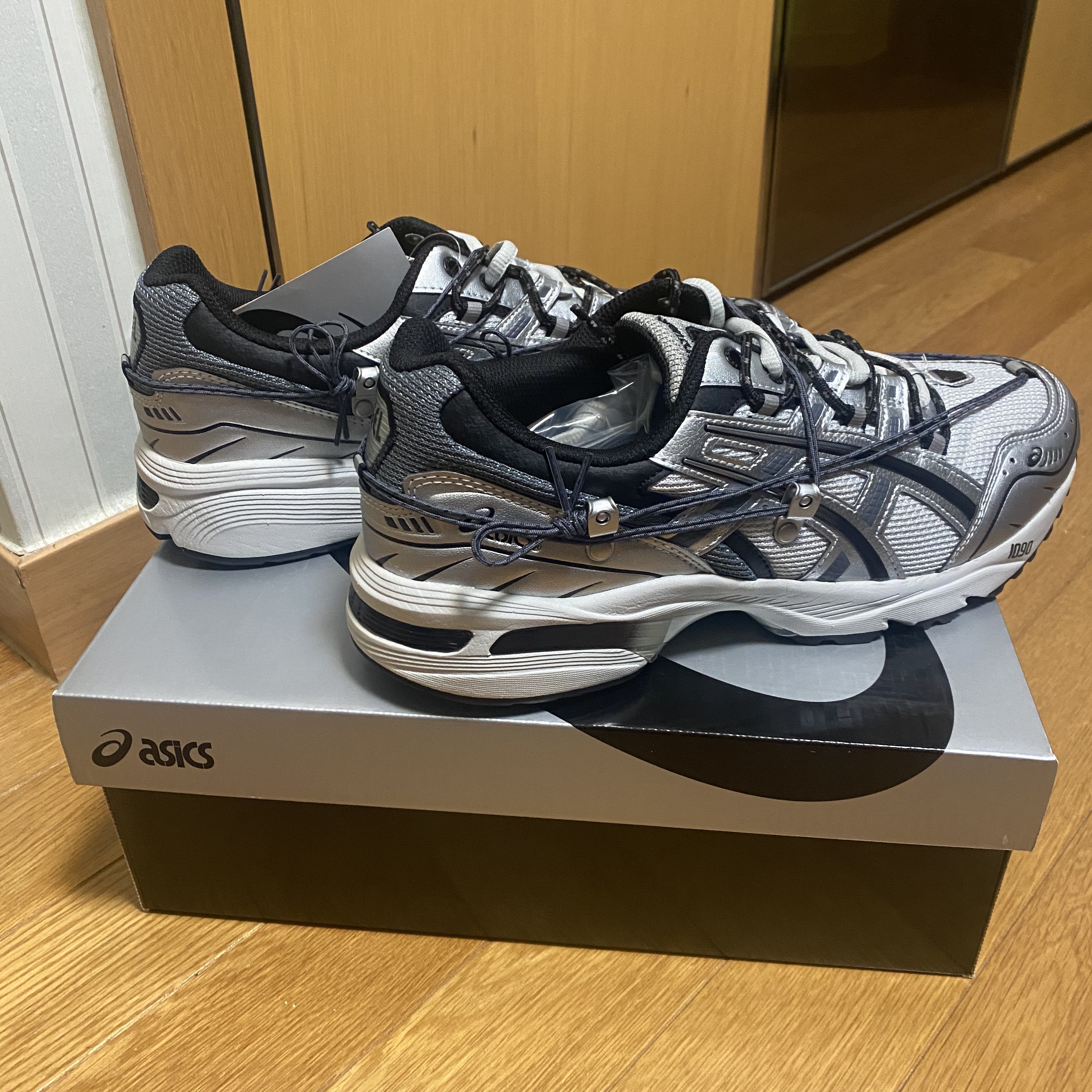 Asics x Andersson Bell Gel-1090 Glacier Grey Silver 착용 스타일 - 1