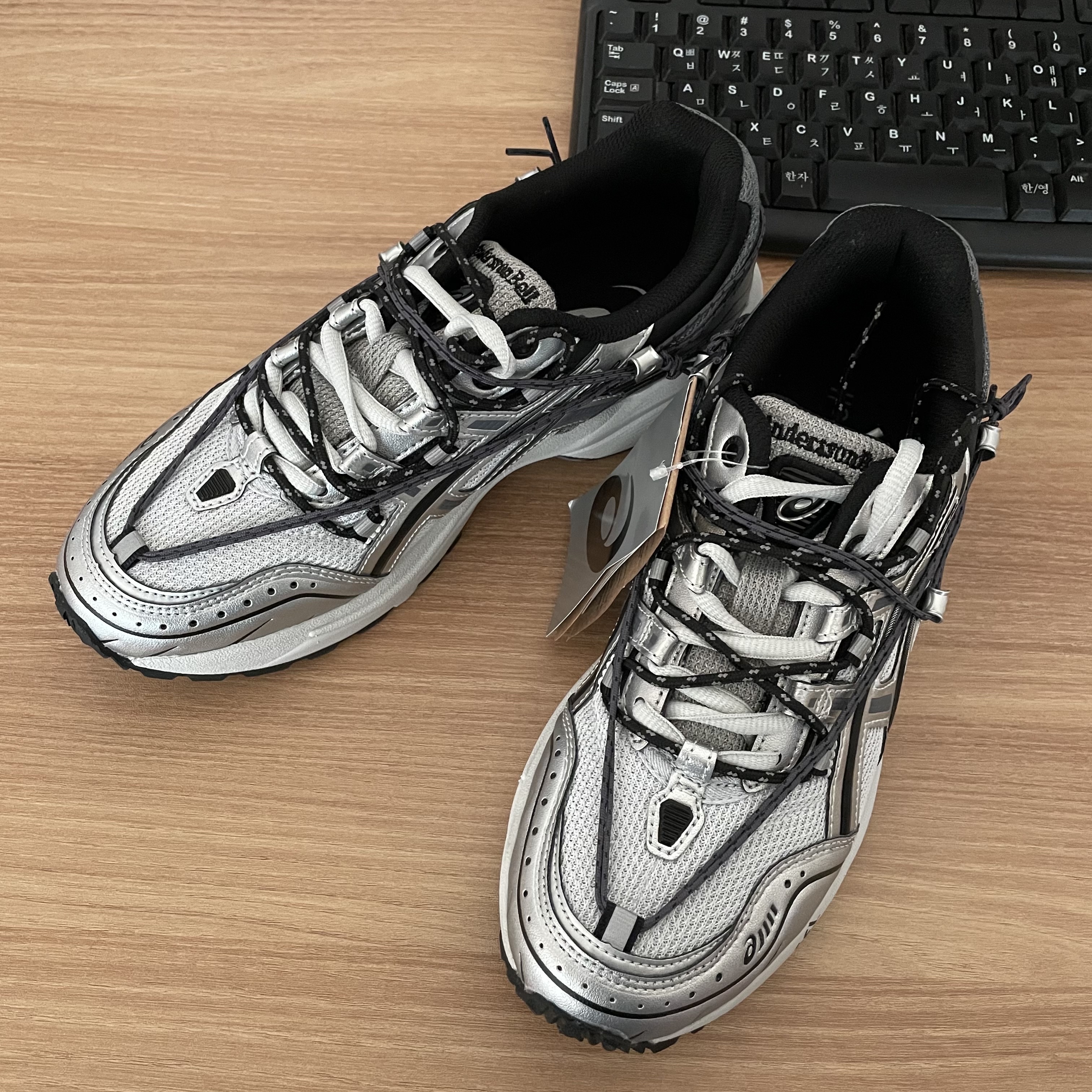Asics x Andersson Bell Gel-1090 Glacier Grey Silver 착용 스타일 - 1