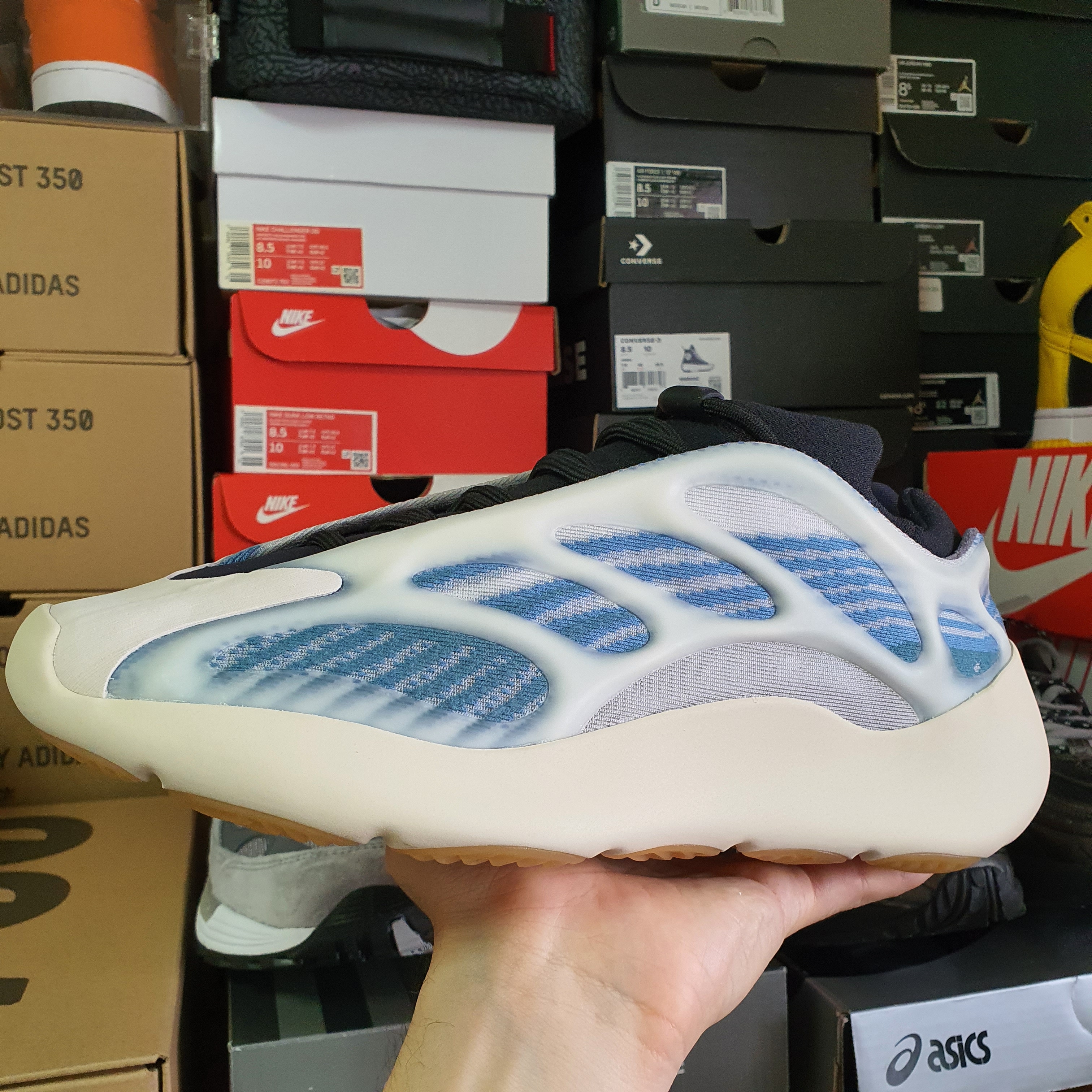 Adidas Yeezy 700 V3 Kyanite 착용 스타일