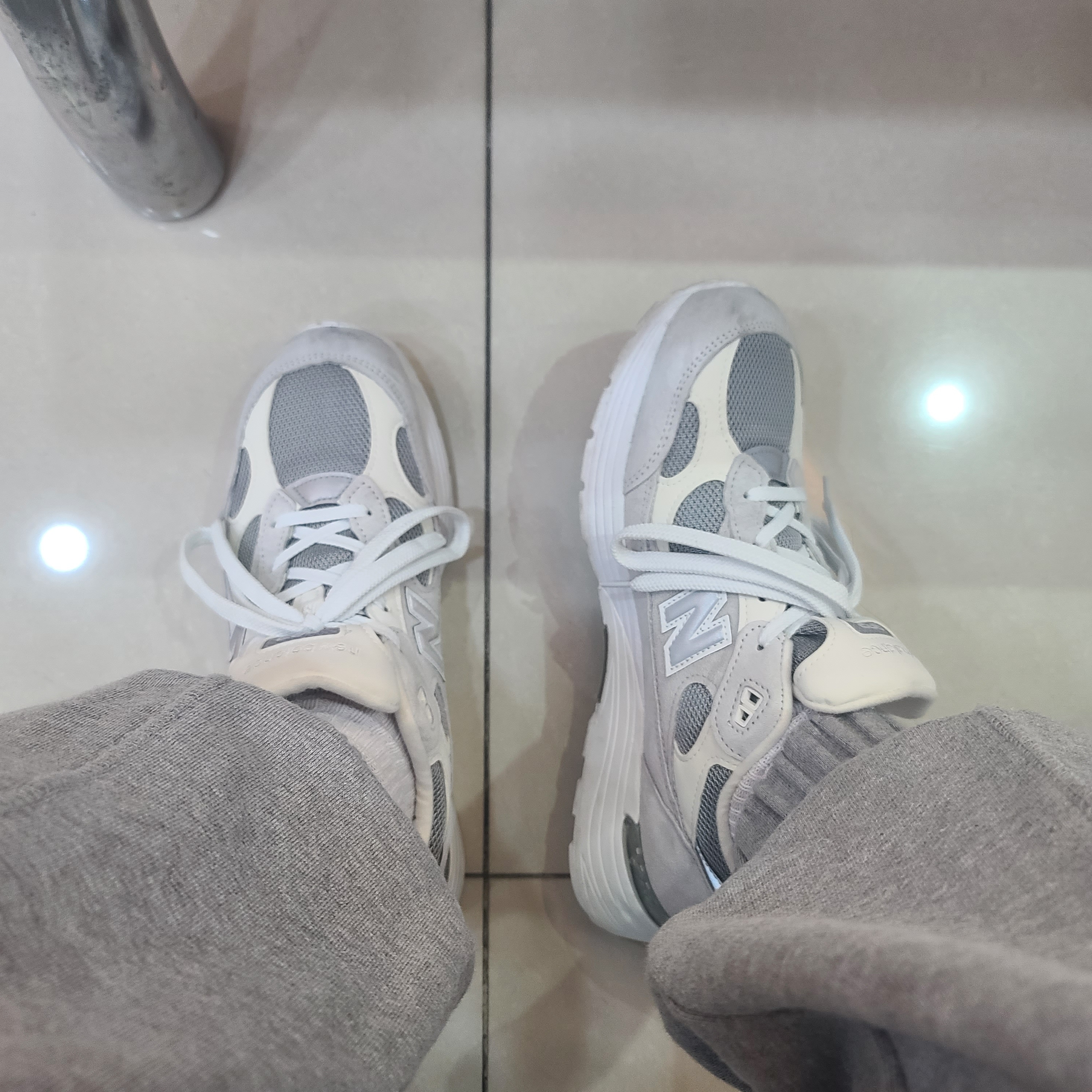 New Balance 992 Made in USA White Silver 착용 스타일