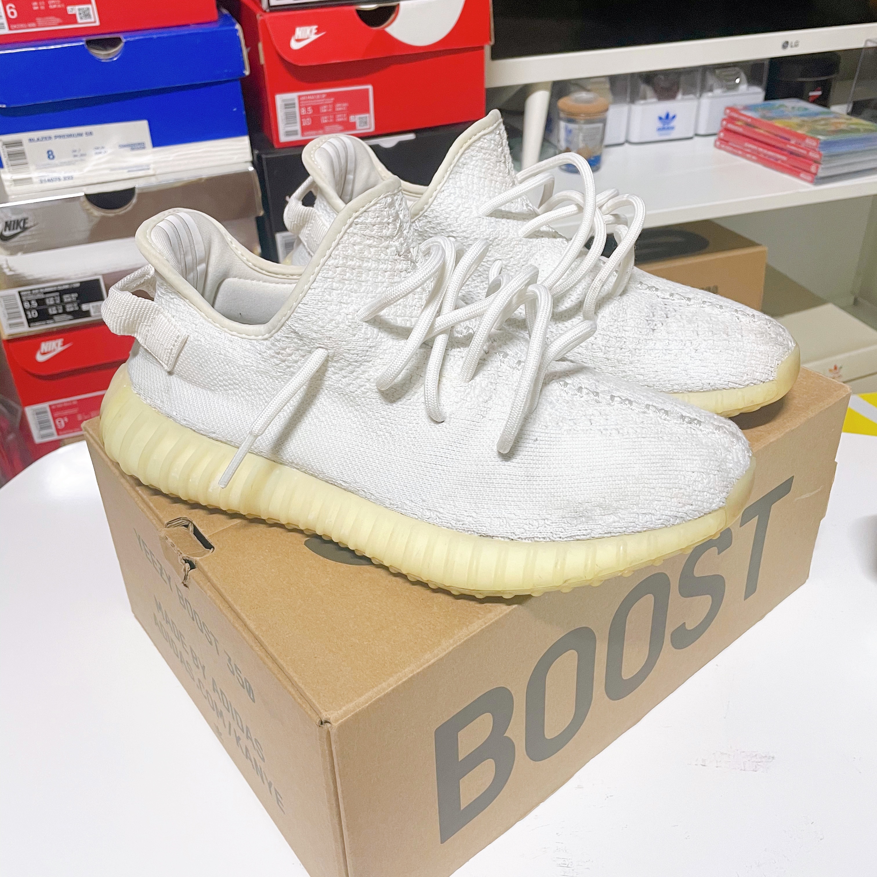 Adidas Yeezy Boost 350 V2 Cream/Triple White 착용 스타일