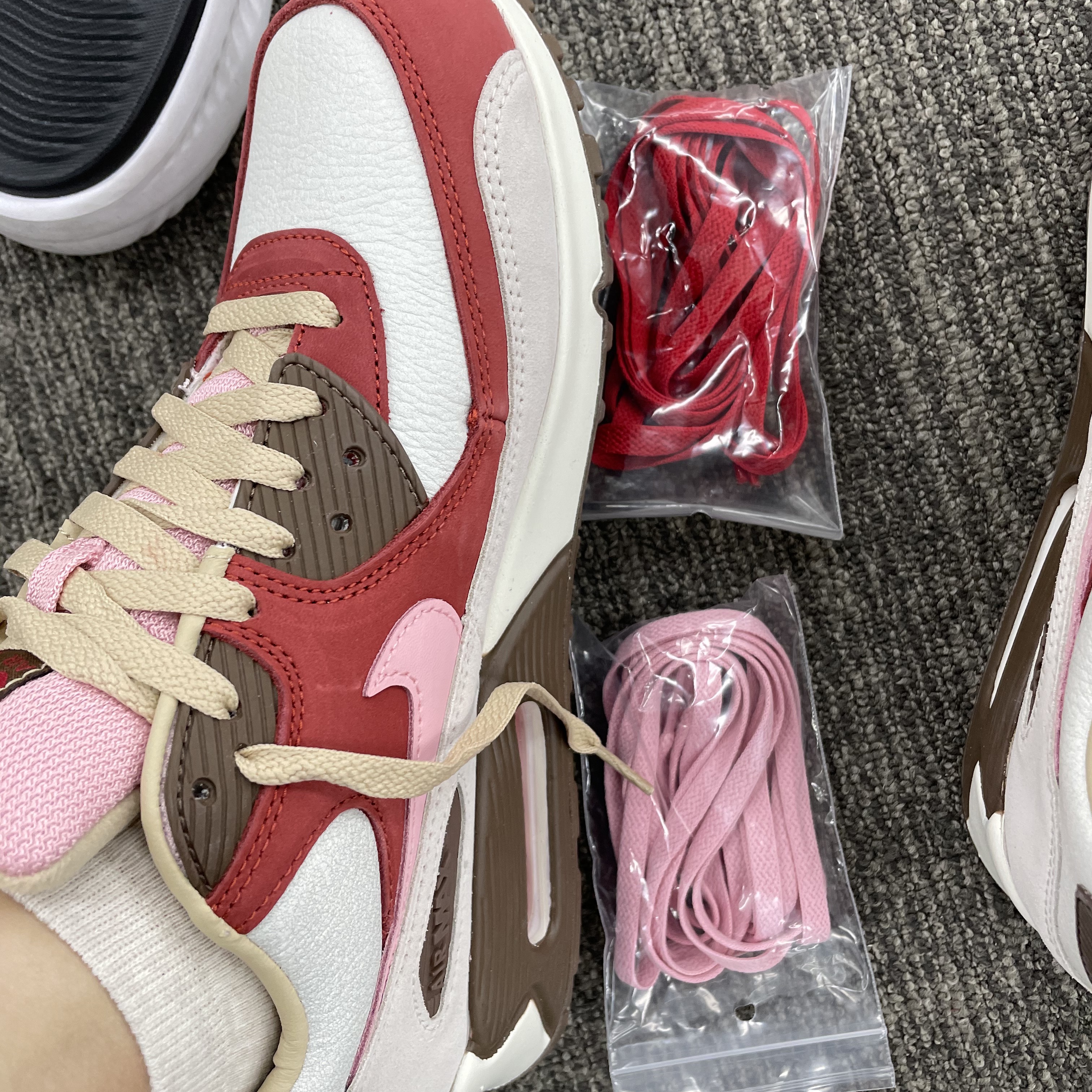 Nike Air Max 90 NRG Bacon, New Balance 993 Made in USA Grey - D Standard 착용 스타일 - 2