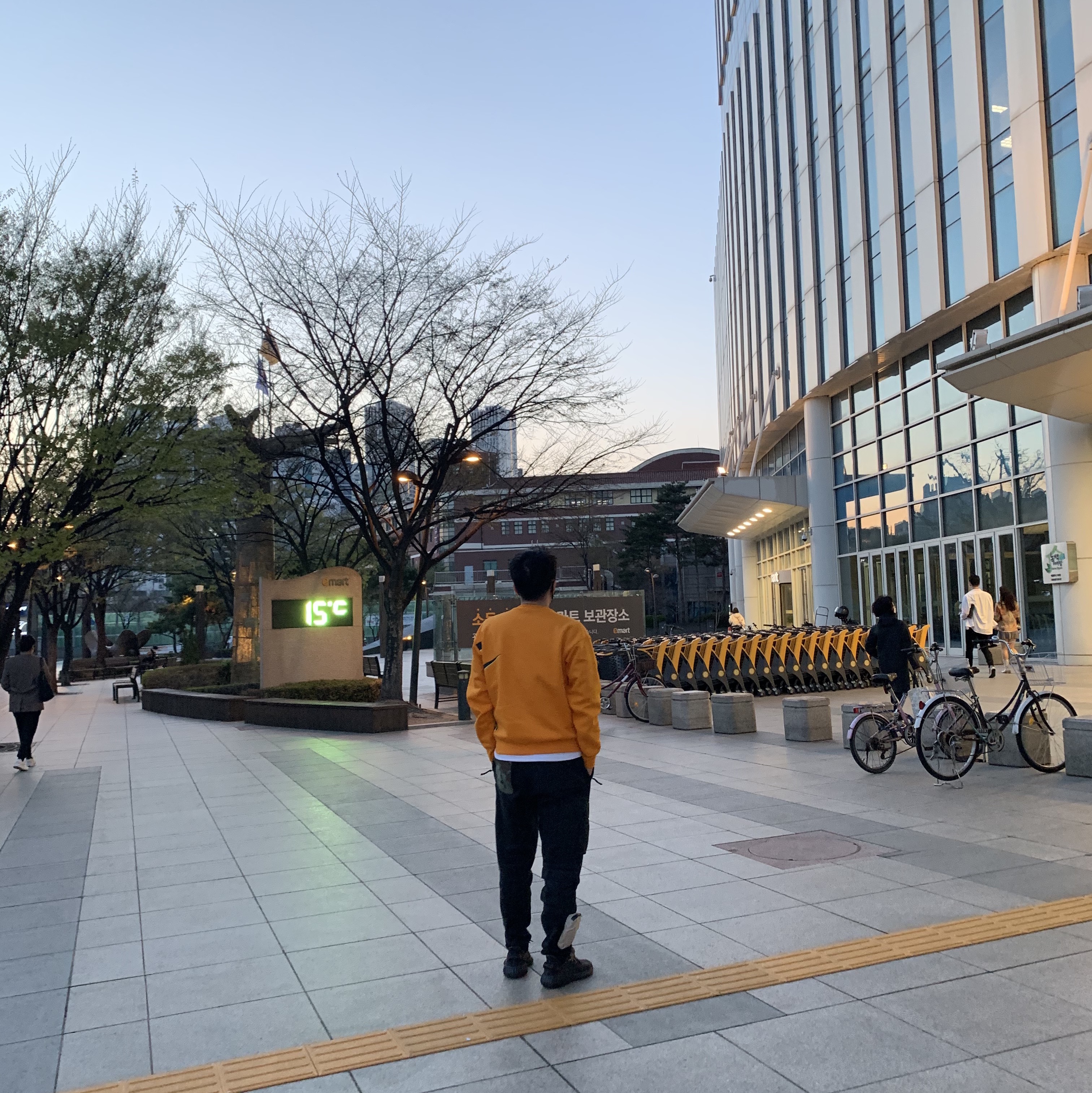 Nike x Kim Jones Fleece Crew Circuit Orange - Asia, Adidas Yeezy Boost 350 V2 Black - Non-Reflective 착용 스타일 - 3