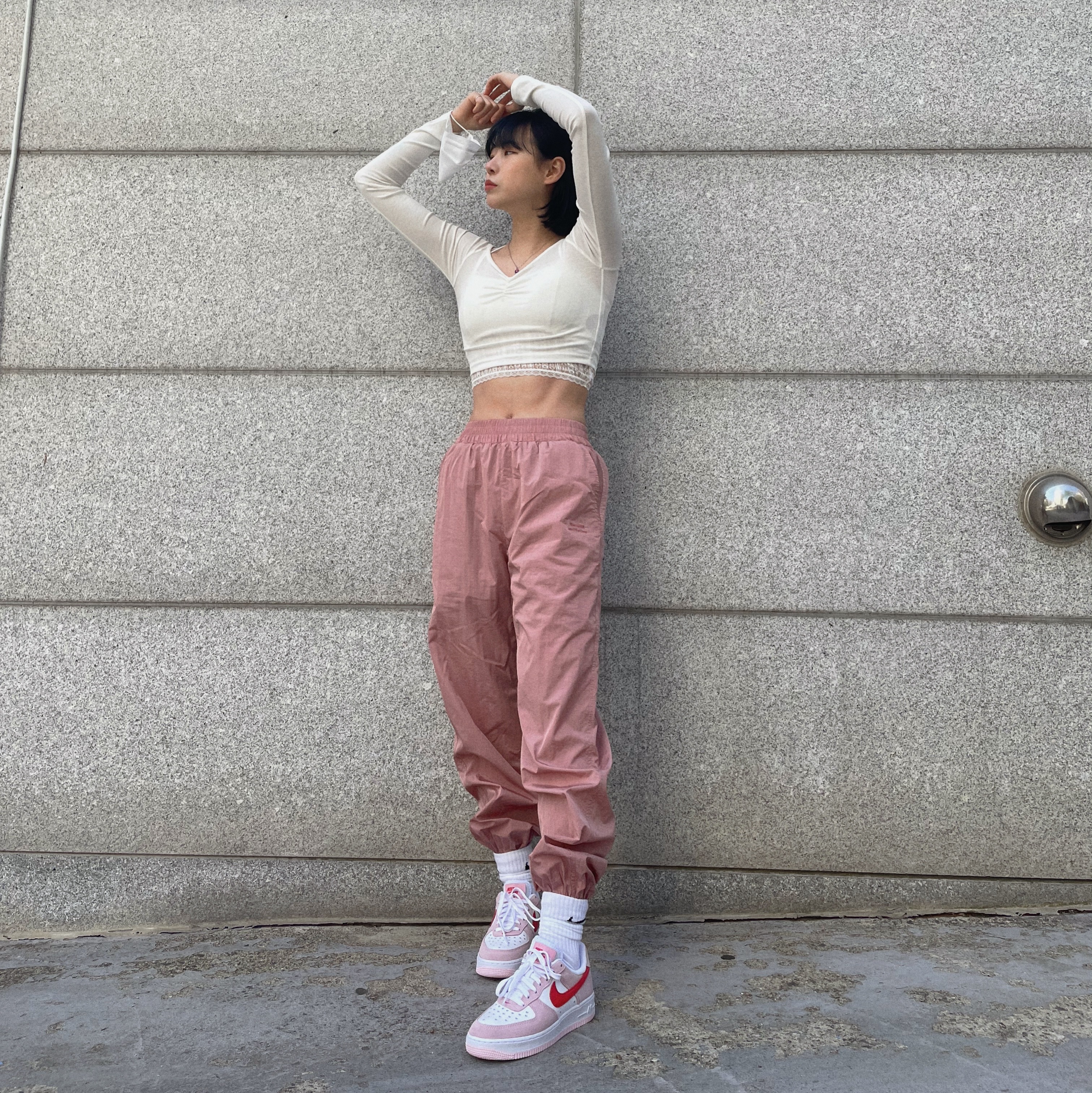 Nike Air Force 1 '07 QS Valentine's Day 착용 스타일