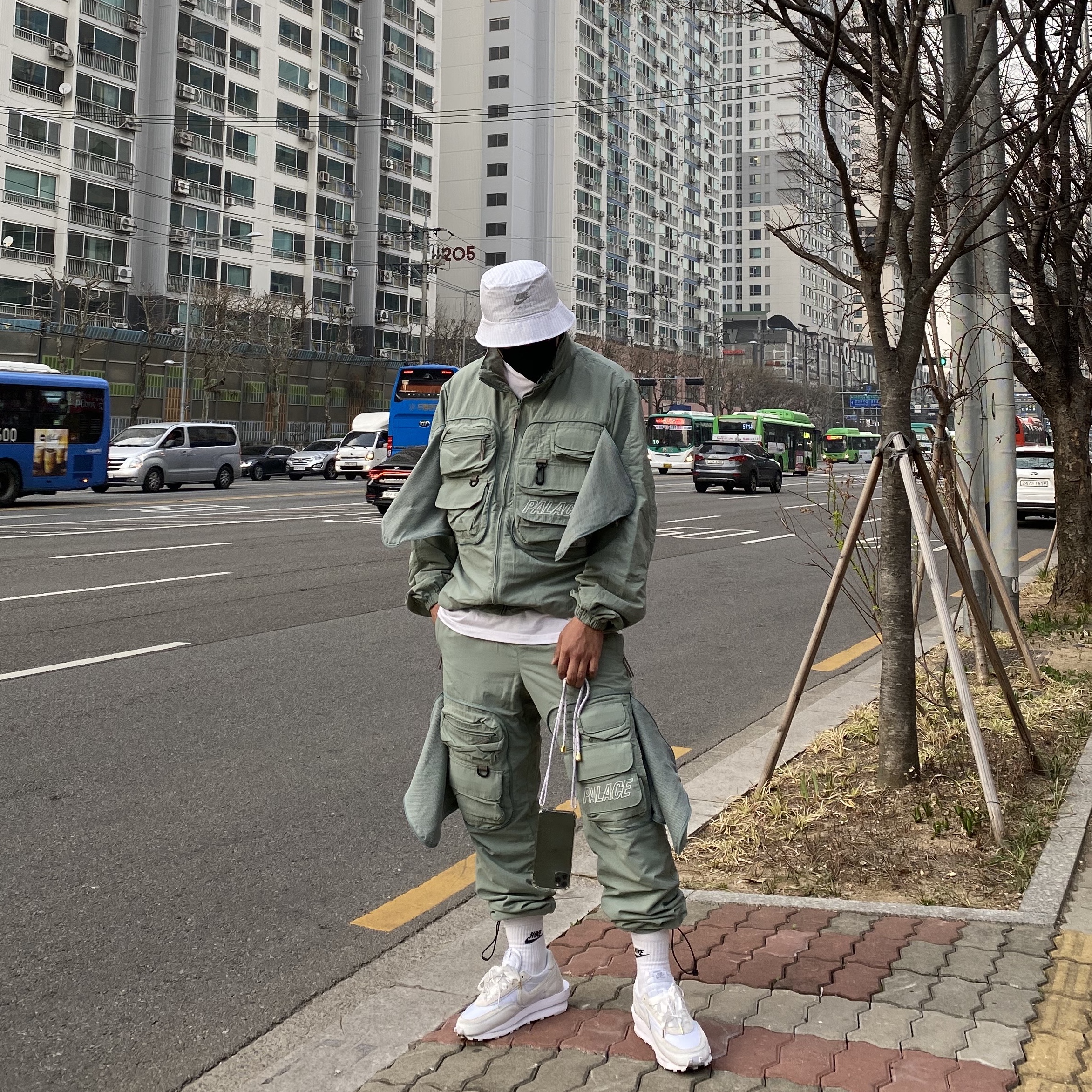 Nike x Kim Jones Bucket Hat White, Palace Travel Jacket Slate Grey - 21SS 착용 스타일 - 1