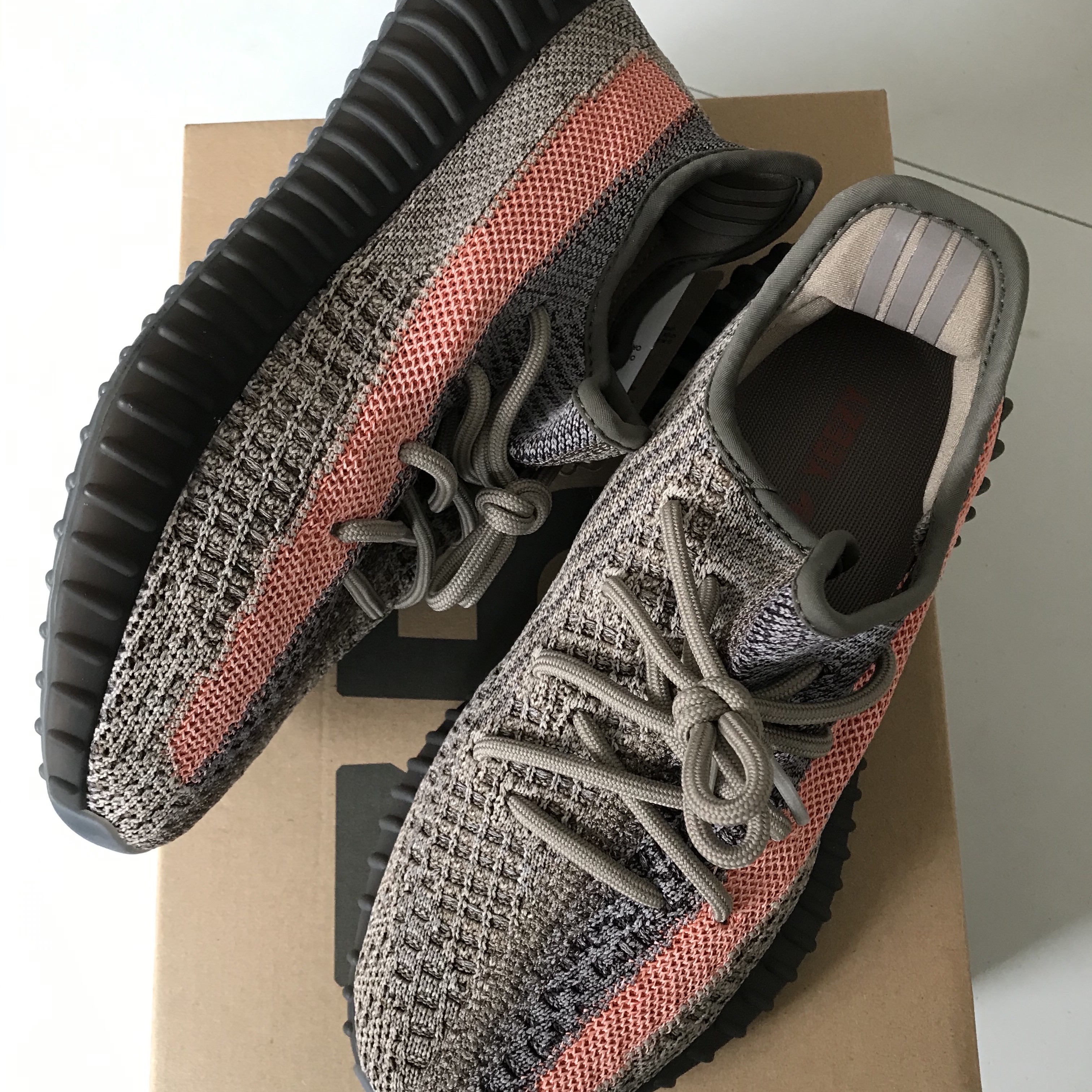 Adidas Yeezy Boost 350 V2 Ash Stone 착용 스타일