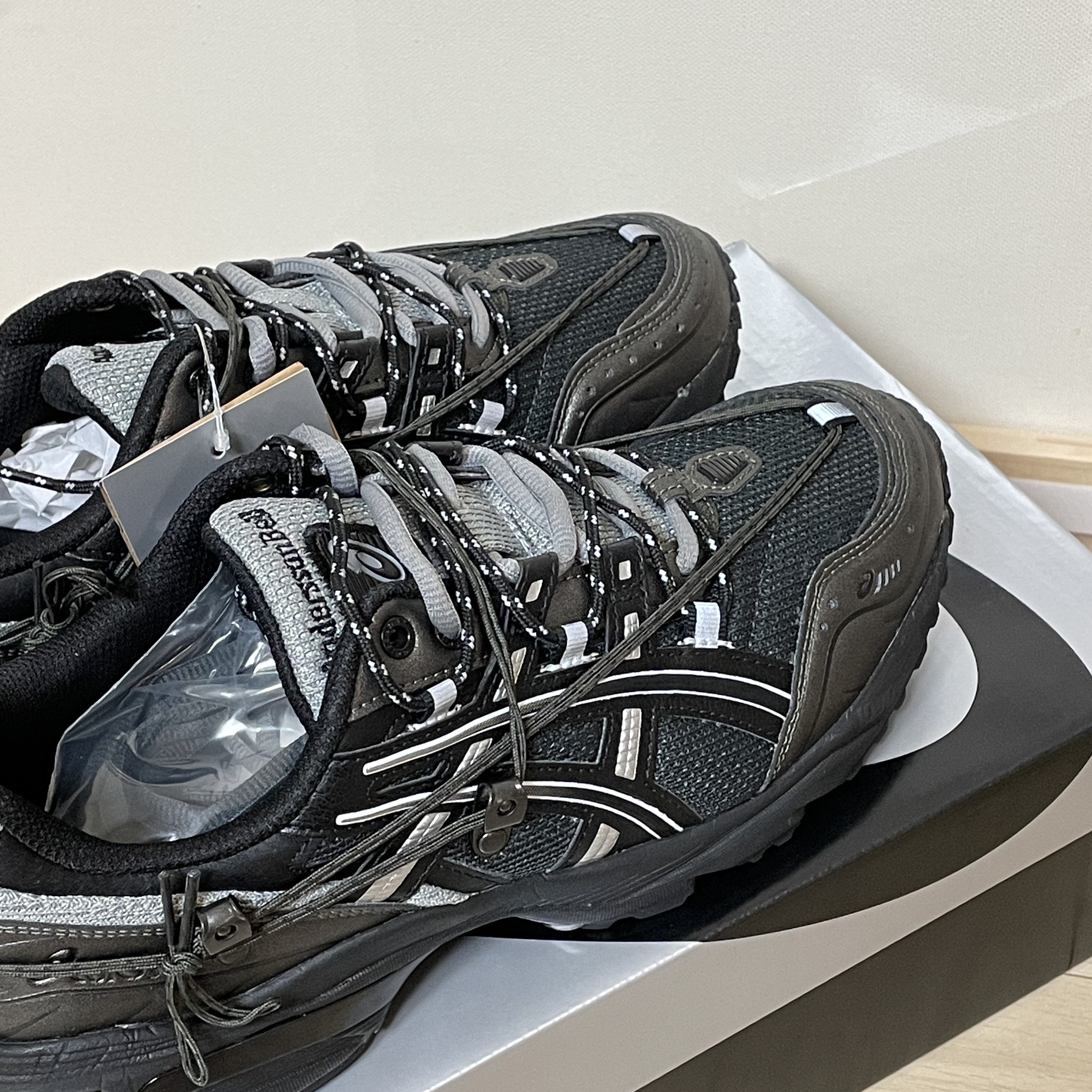 Asics x Andersson Bell Gel-1090 Black Silver 착용 스타일