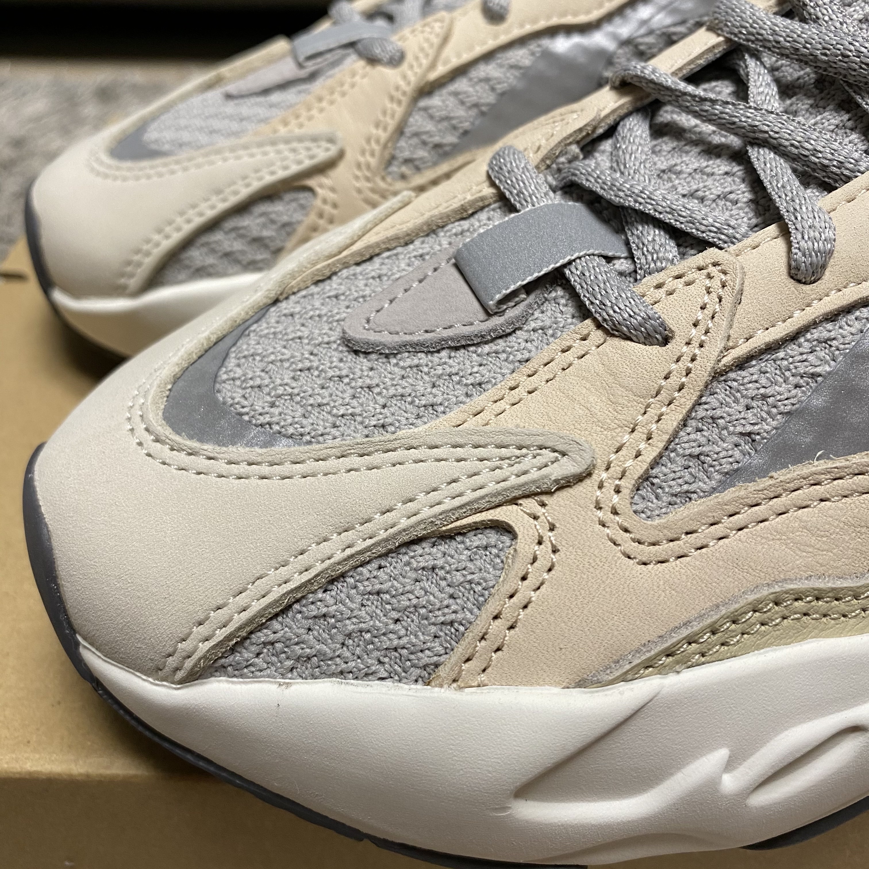 Adidas Yeezy Boost 700 V2 Cream 착용 스타일 - 2