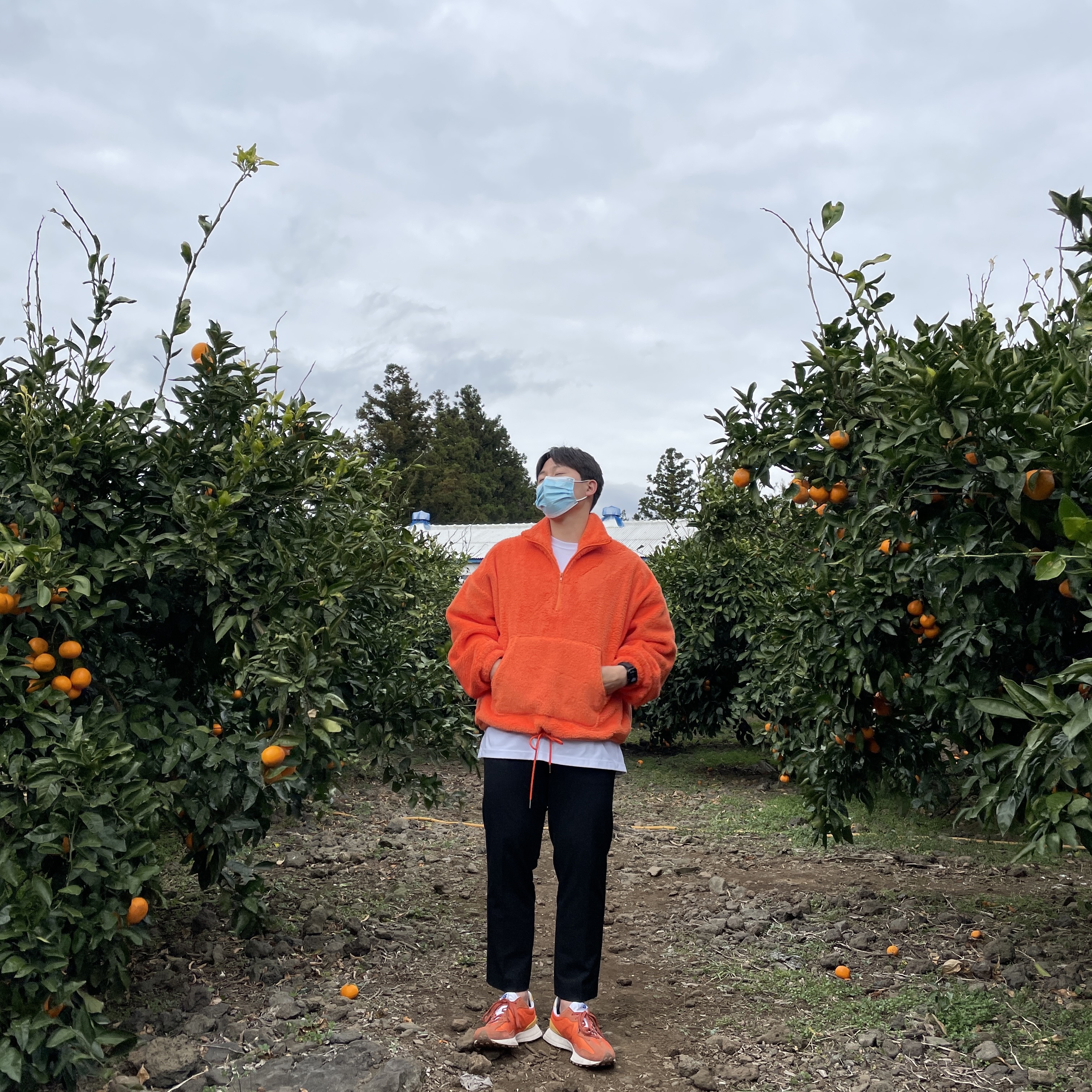 New Balance 327 Orange 착용 스타일