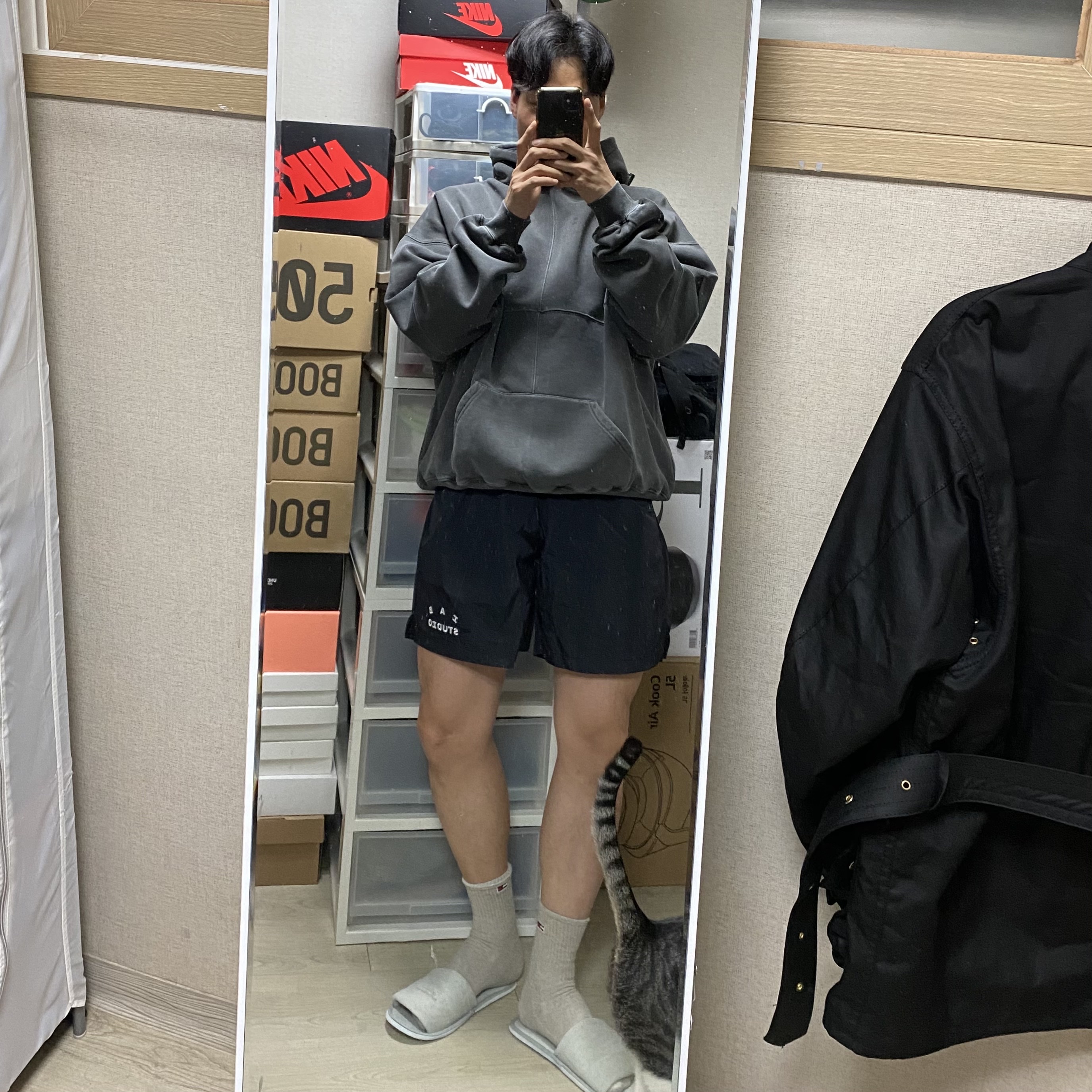IAB Studio Blocked Pigment Hoodie Black, IAB Studio Woven Shorts Black 착용 스타일 - 2