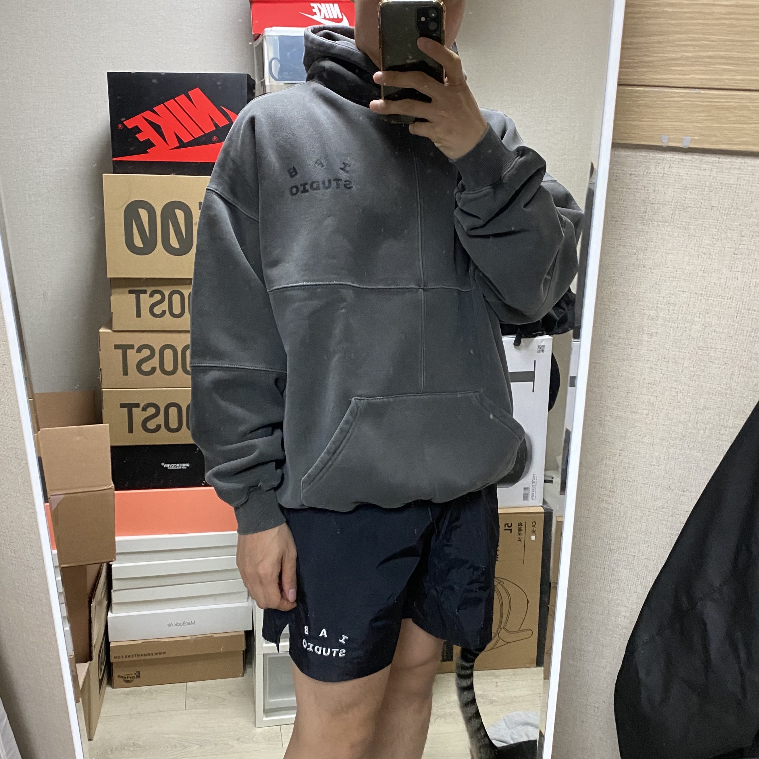 IAB Studio Blocked Pigment Hoodie Black, IAB Studio Woven Shorts Black 착용 스타일 - 3