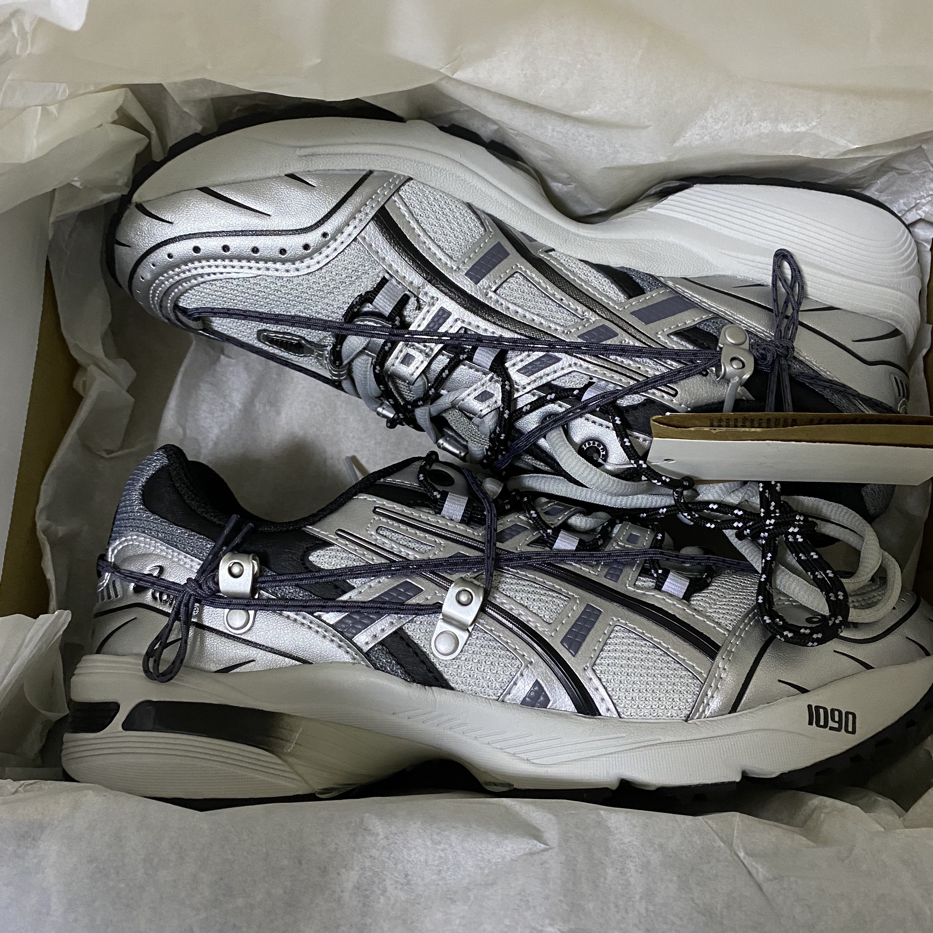 Asics x Andersson Bell Gel-1090 Glacier Grey Silver 착용 스타일