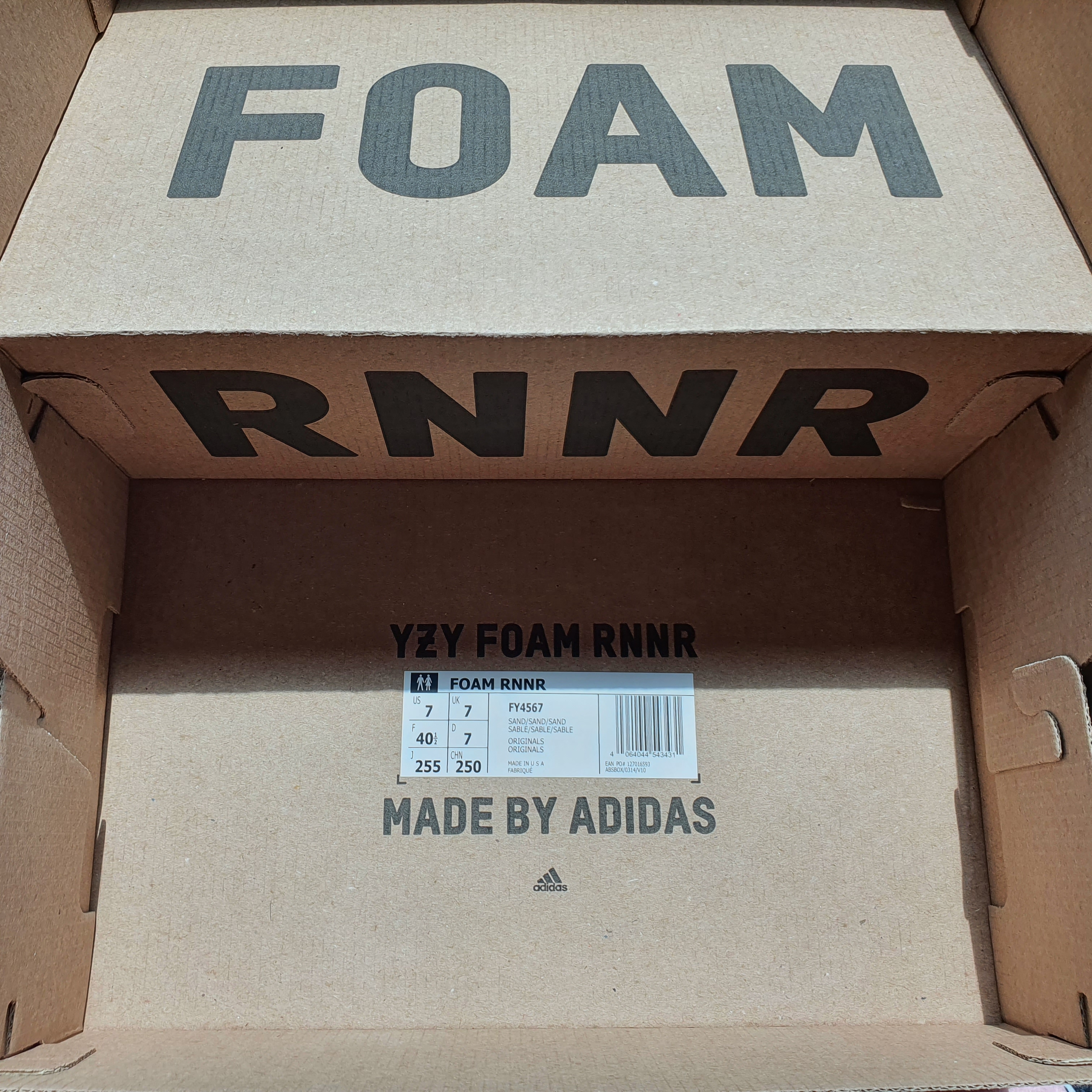 Adidas Yeezy Foam RNNR Sand 착용 스타일 - 4