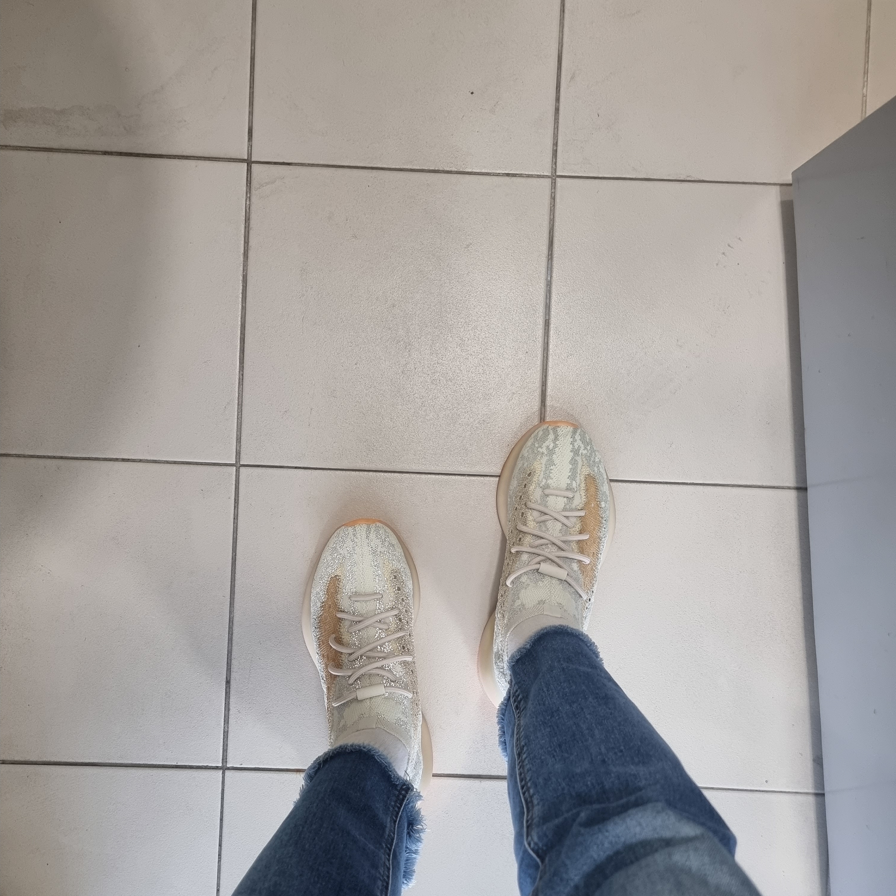 Adidas Yeezy Boost 380 Yecoraite - Reflective 착용 스타일 - 1