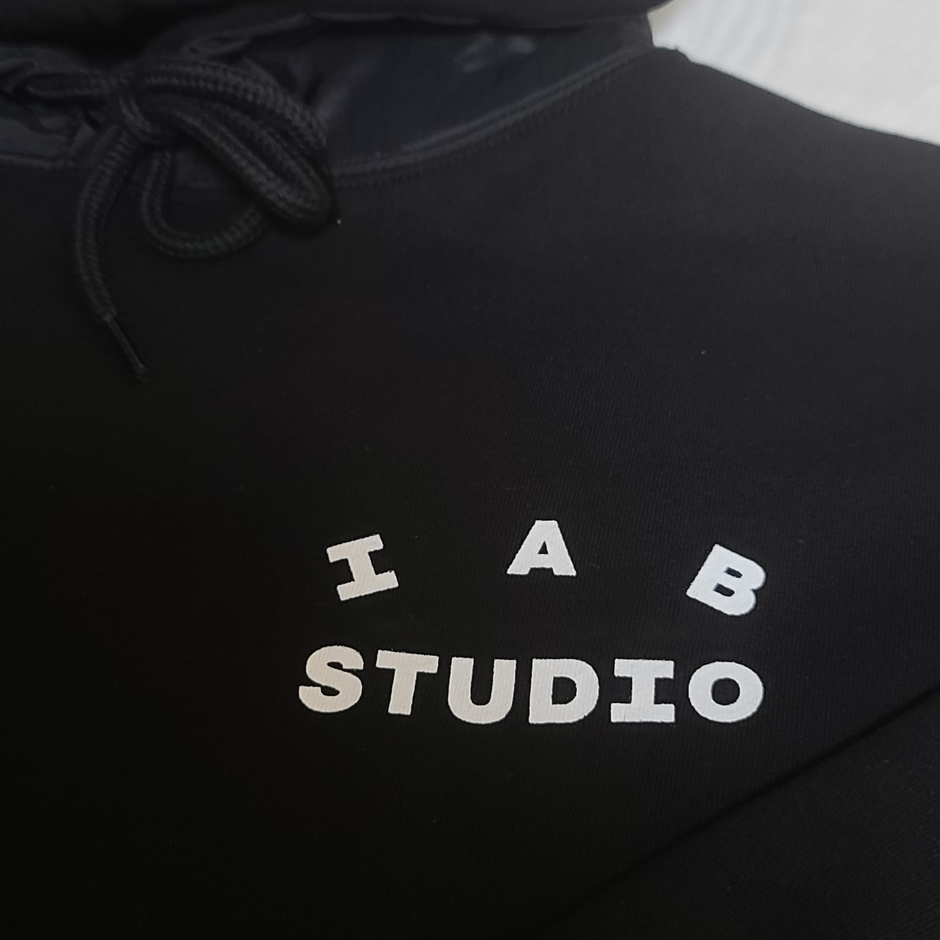 IAB Studio Woven Hoodie Black 착용 스타일 - 1