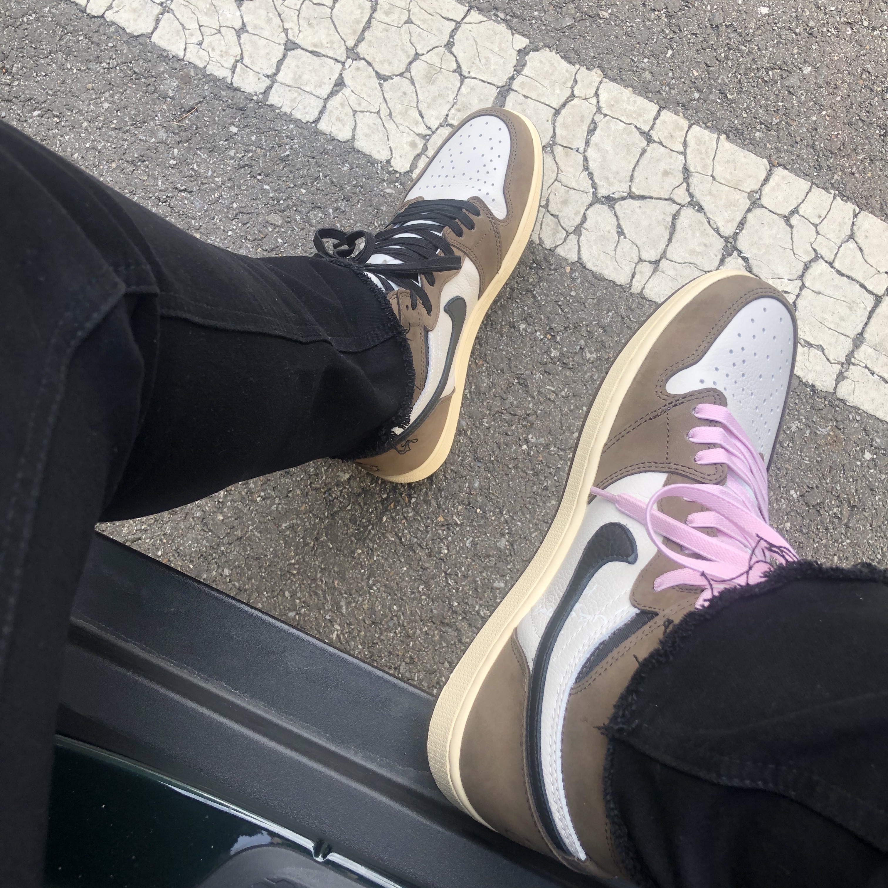 Jordan 1 x Travis Scott Retro High OG SP Mocha 착용 스타일 - 1