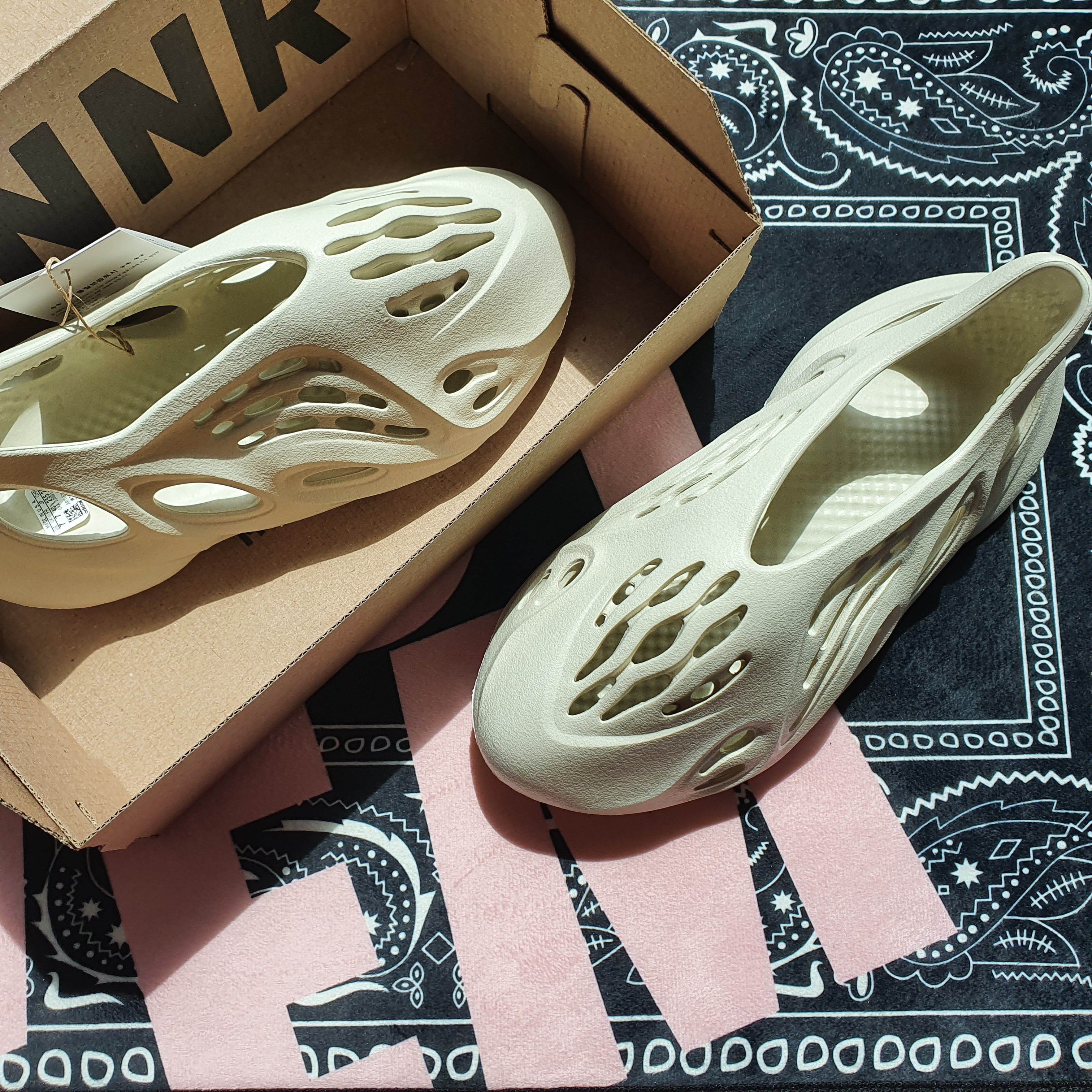 Adidas Yeezy Foam RNNR Sand 착용 스타일 - 2