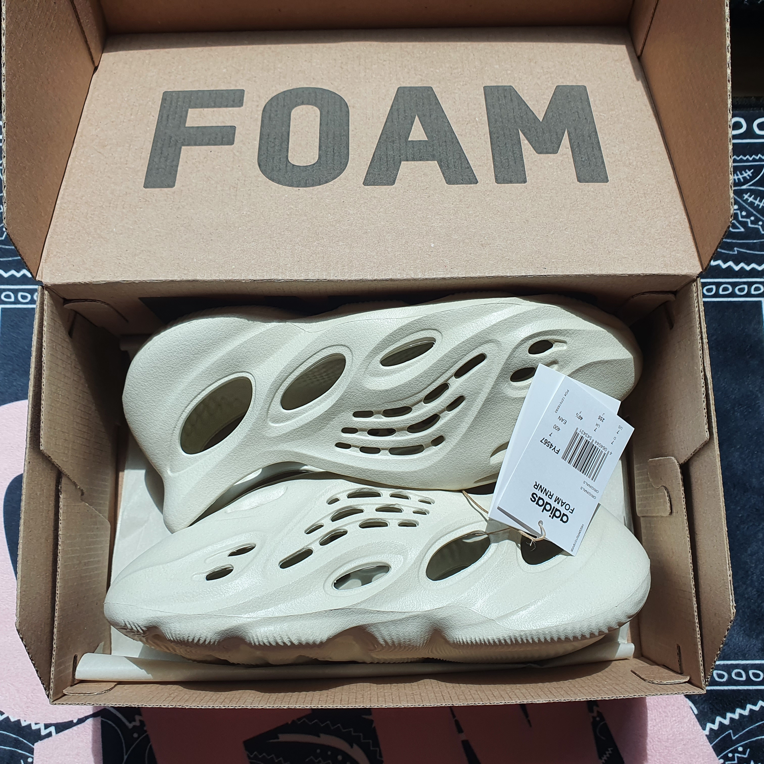 Adidas Yeezy Foam RNNR Sand 착용 스타일 - 3