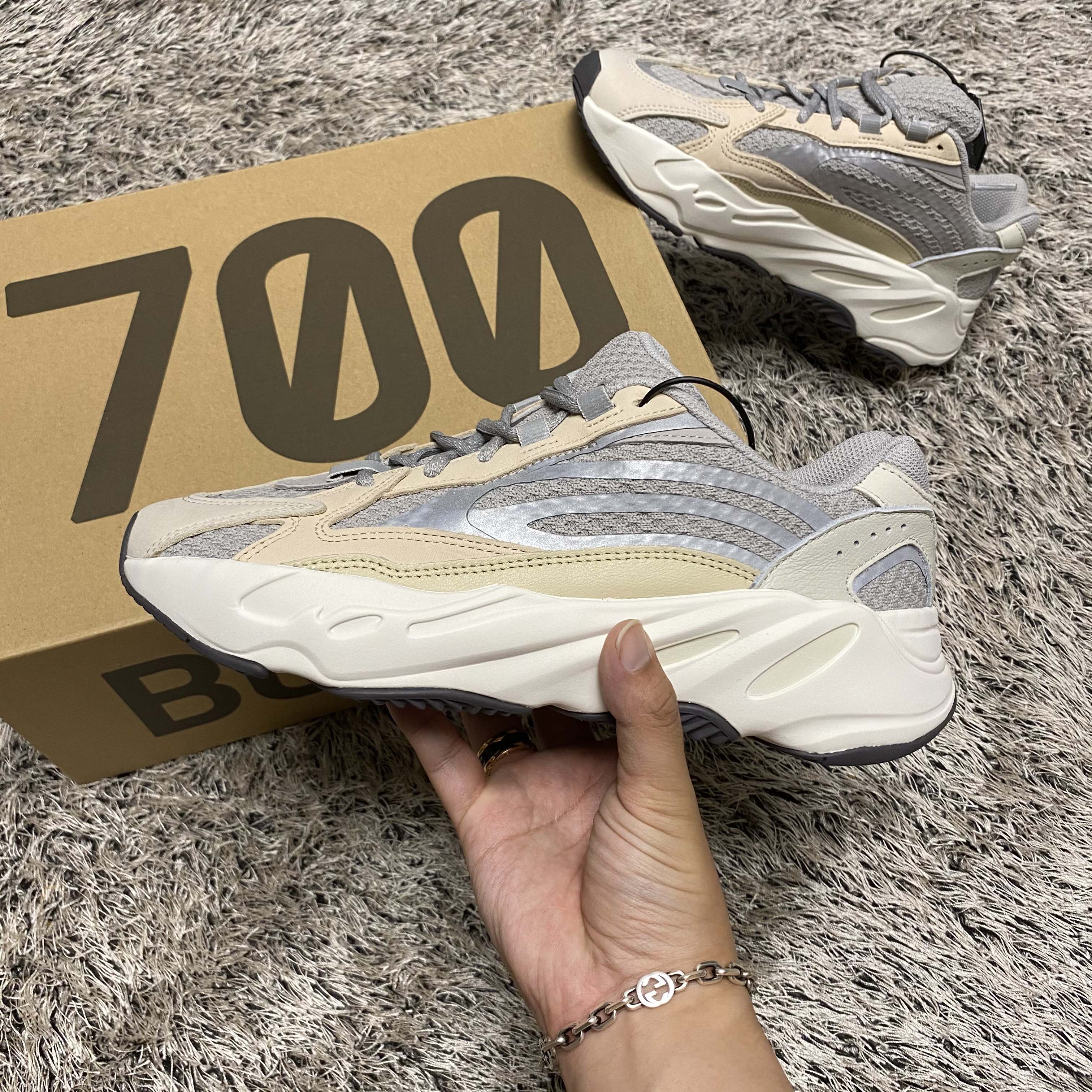 Adidas Yeezy Boost 700 V2 Cream 착용 스타일 - 1