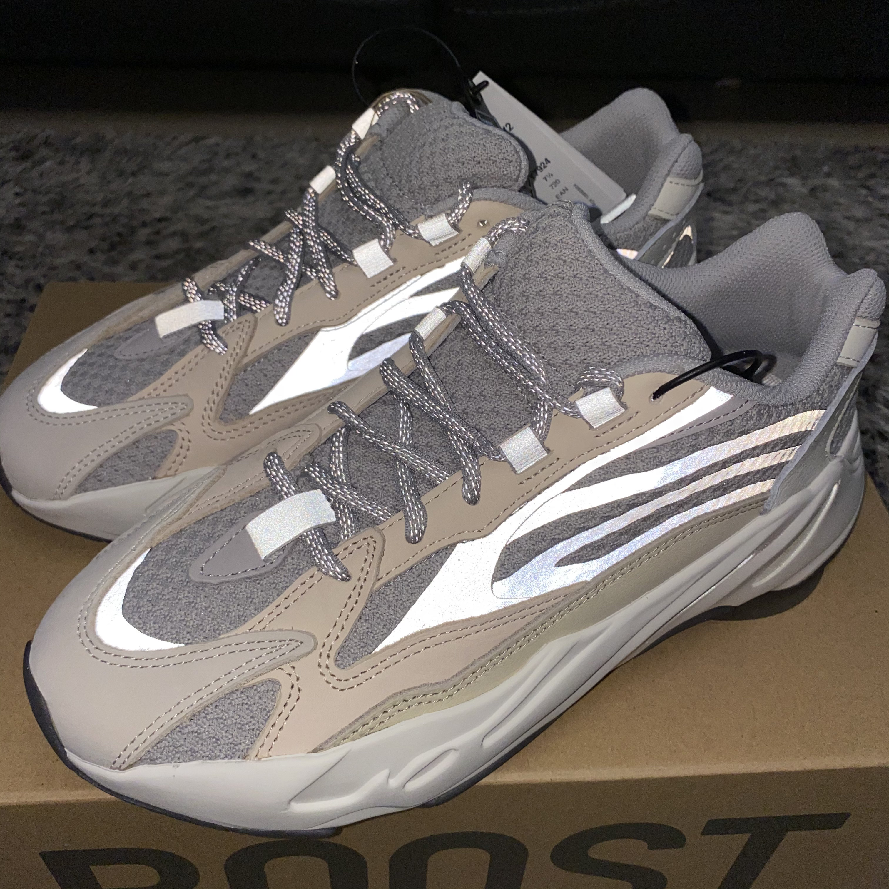 Adidas Yeezy Boost 700 V2 Cream 착용 스타일 - 5