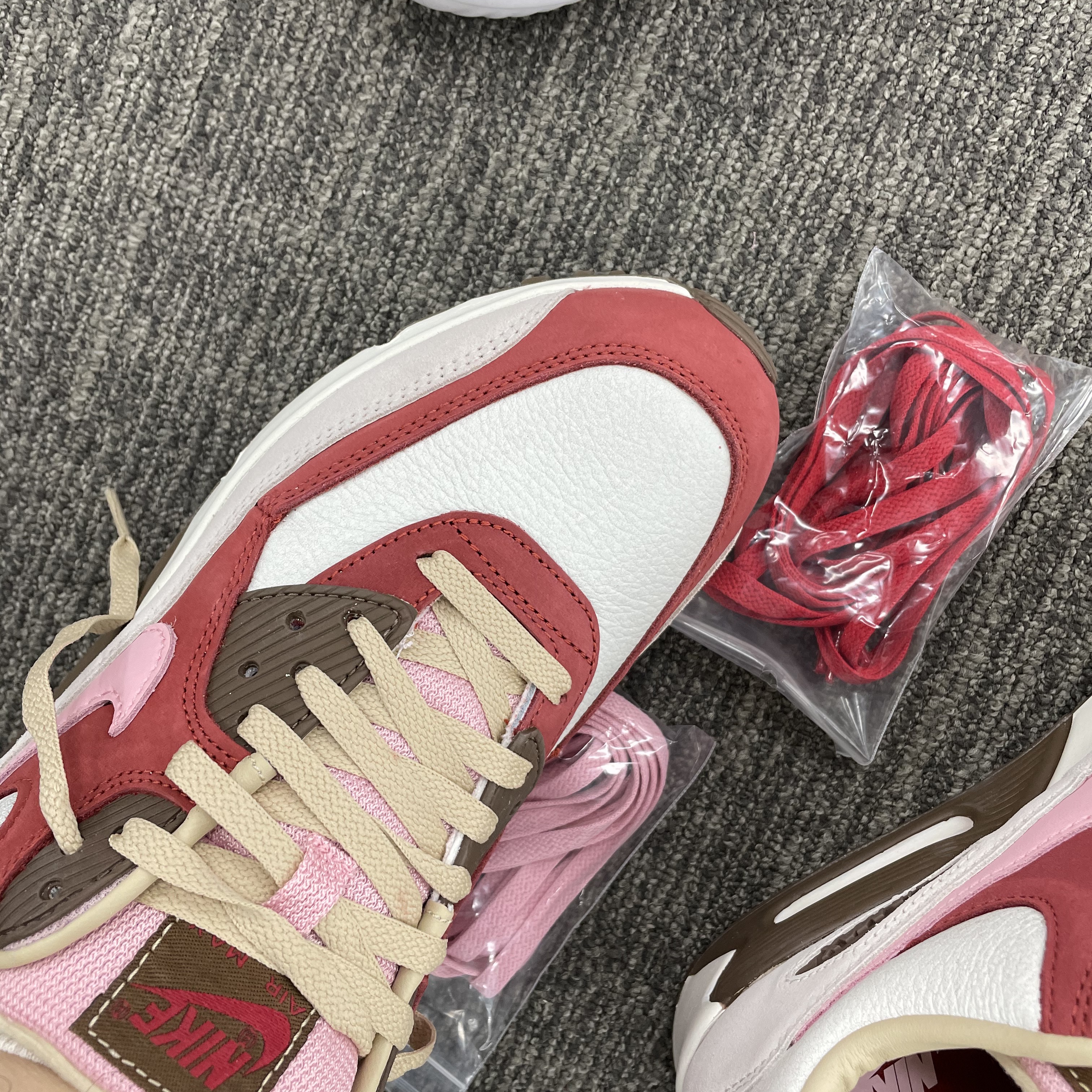 Nike Air Max 90 NRG Bacon, New Balance 993 Made in USA Grey - D Standard 착용 스타일 - 1