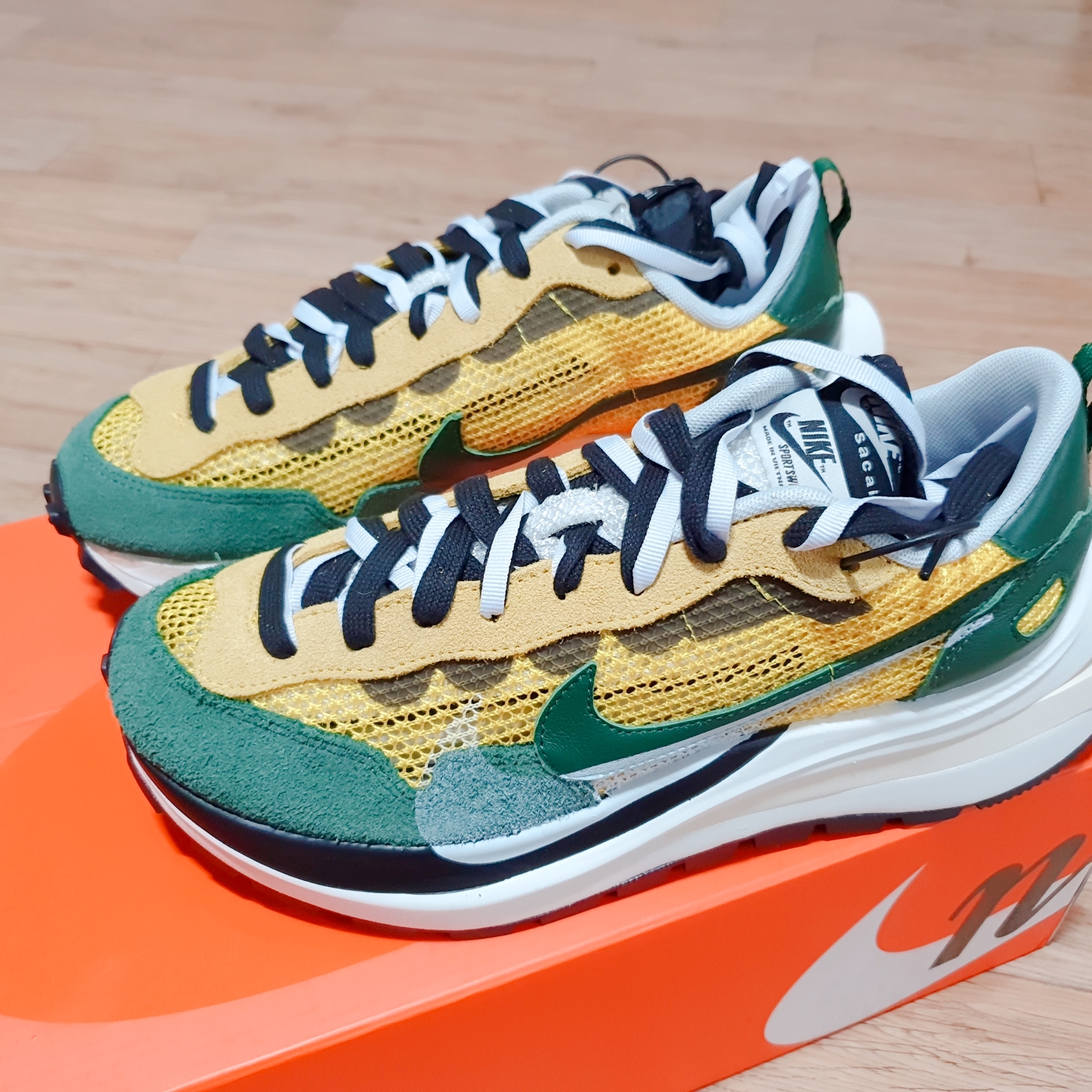 Nike x Sacai VaporWaffle Tour Yellow & Gorge Green Sail 착용 스타일 - 2