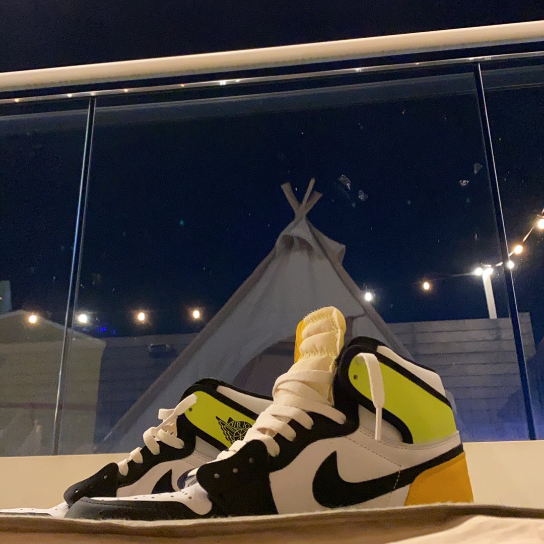 Jordan 1 Retro High OG Volt Gold 착용 스타일 - 2