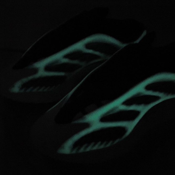 Adidas Yeezy 700 V3 Kyanite 착용 스타일 - 2