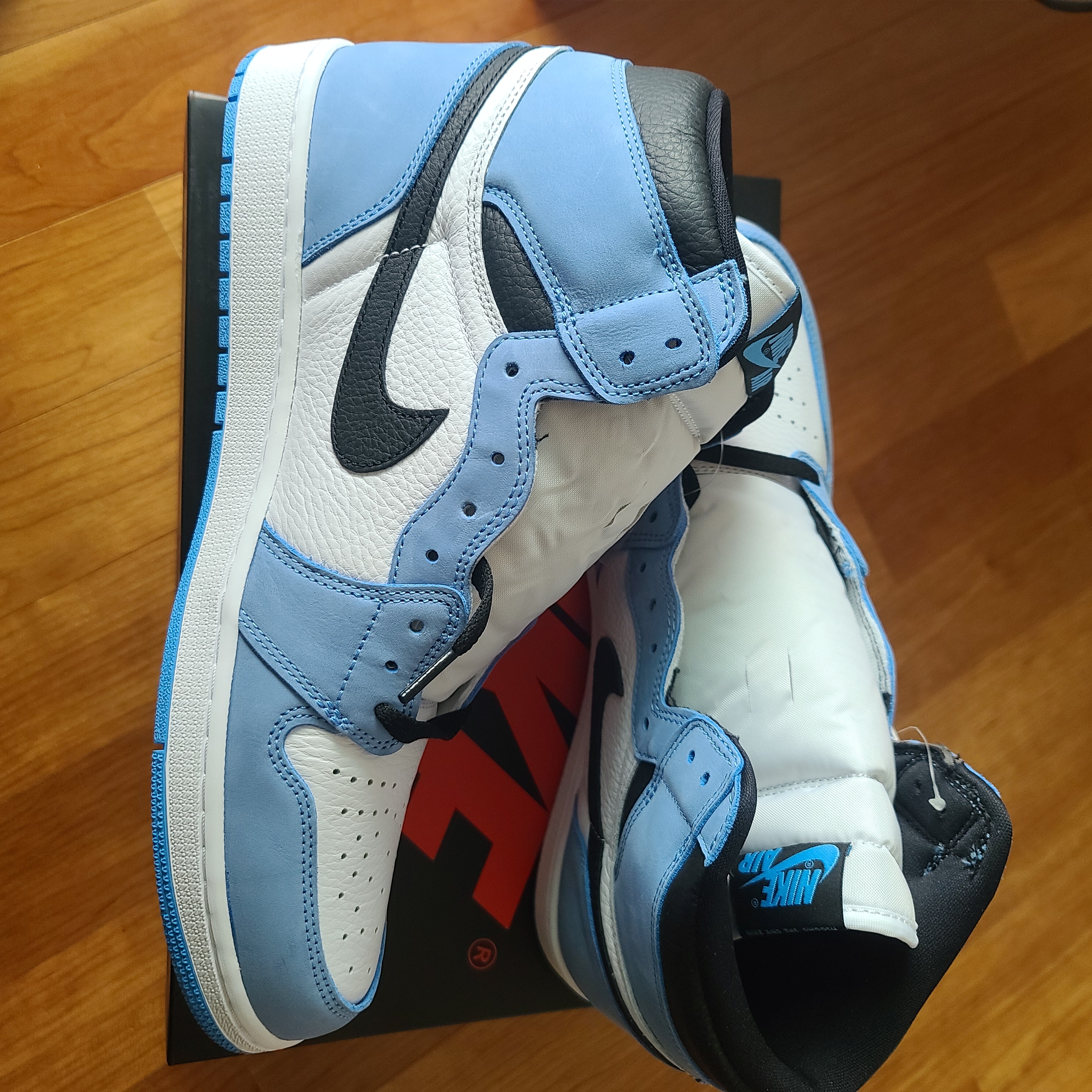 Jordan 1 Retro High OG University Blue 착용 스타일 - 1