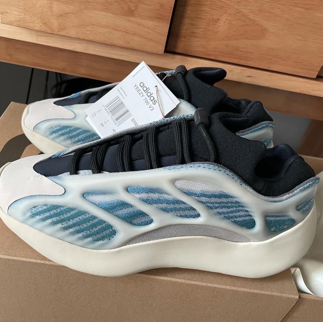 Adidas Yeezy 700 V3 Kyanite 착용 스타일 - 1