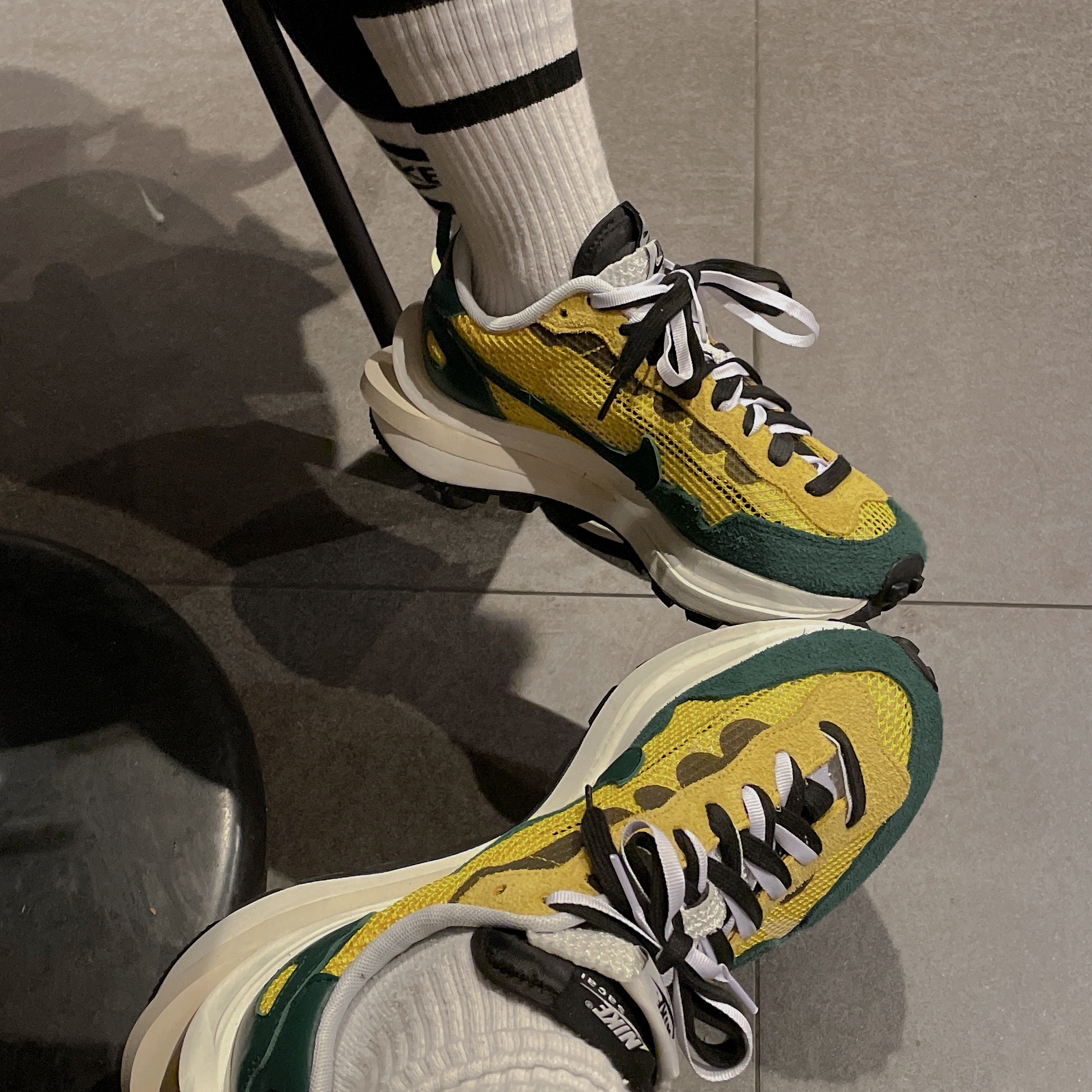 Nike x Sacai VaporWaffle Tour Yellow & Gorge Green Sail 착용 스타일