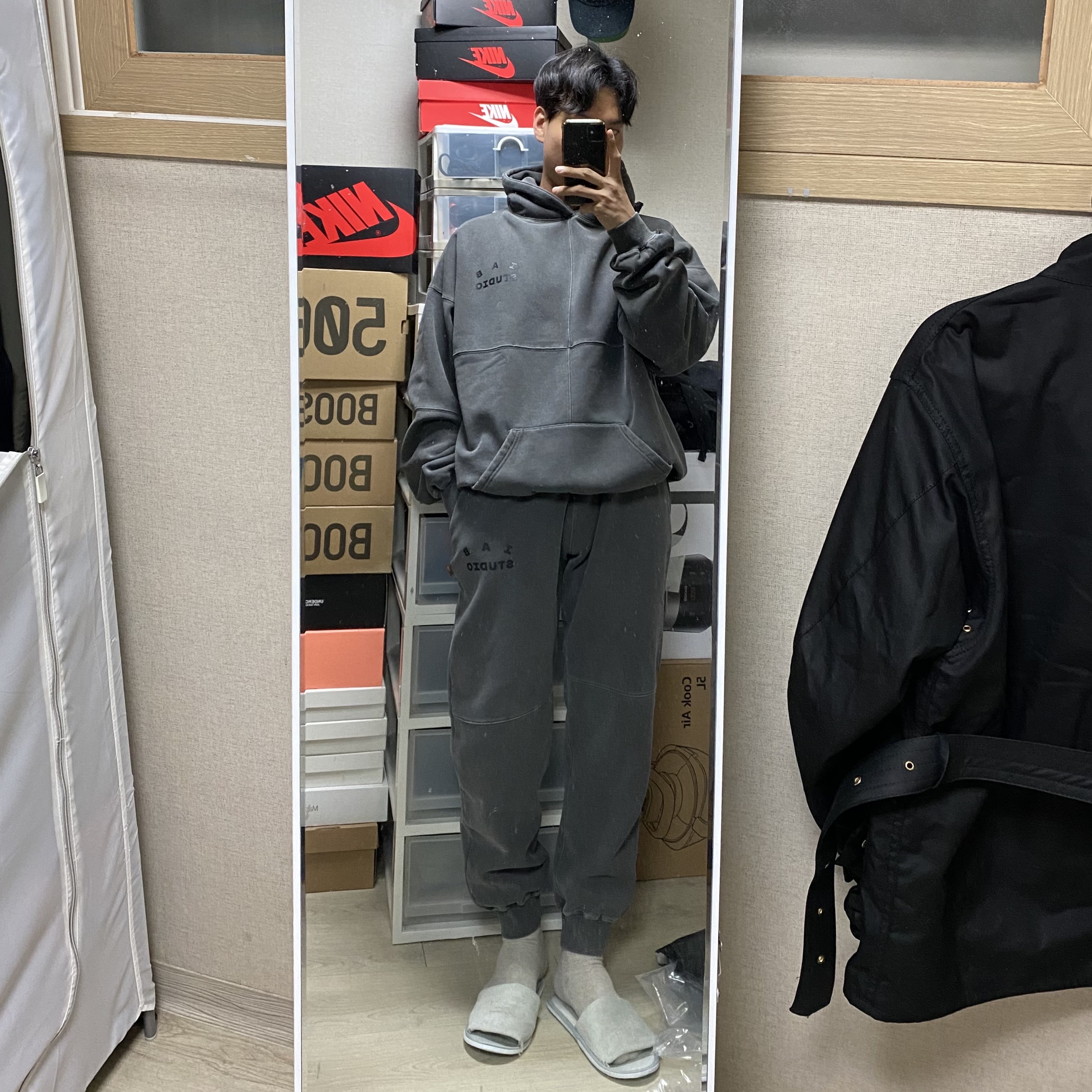 IAB Studio Blocked Pigment Hoodie Black, IAB Studio Blocked Pigment Sweatpants Black 착용 스타일 - 1