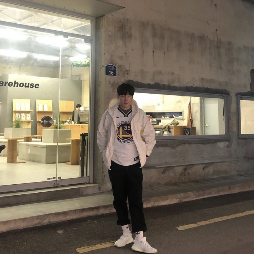 Adidas Yeezy Boost 350 V2 Hyperspace 착용 스타일
