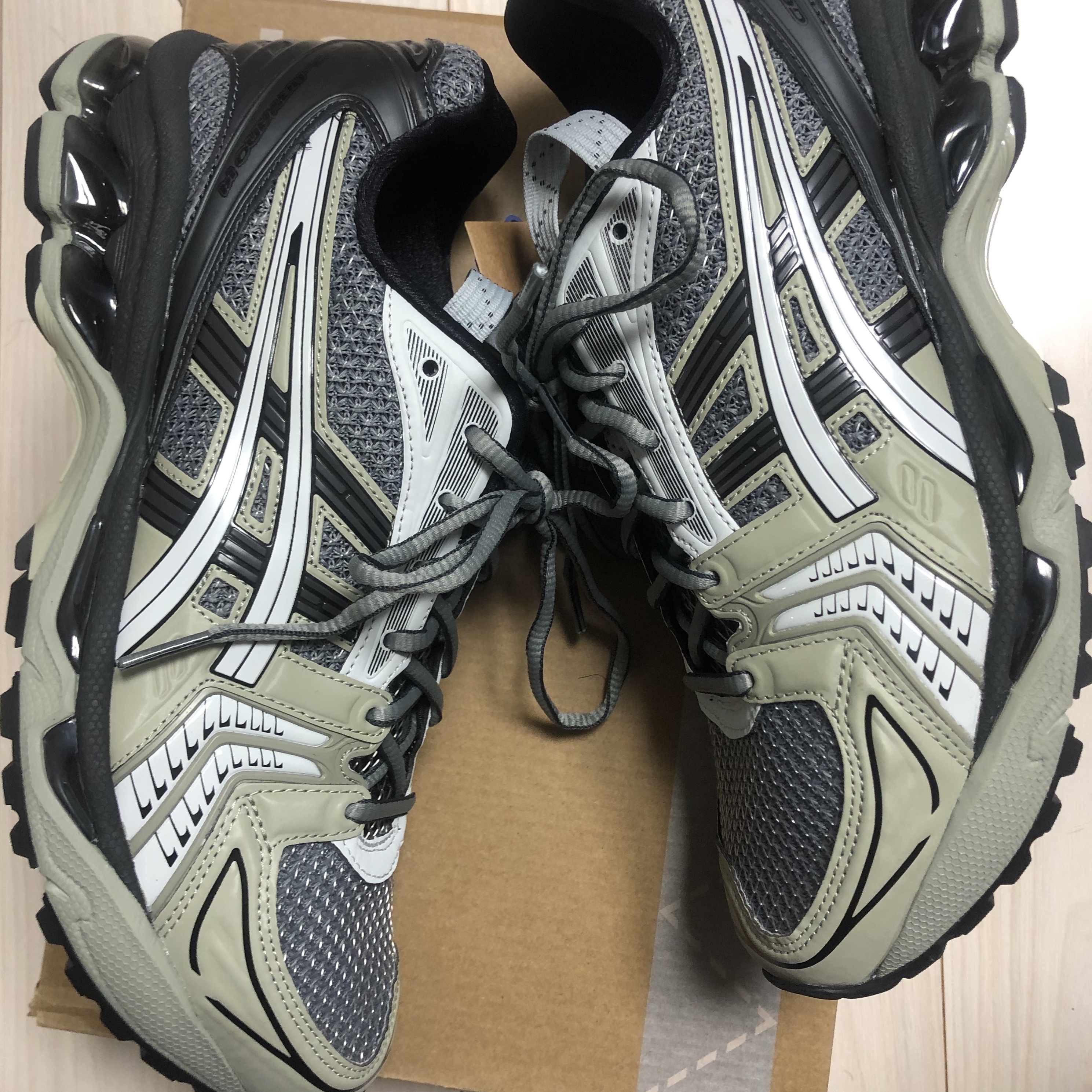 Asics UB1-S Gel-Kayano 14 Piedmont Grey 착용 스타일 - 2